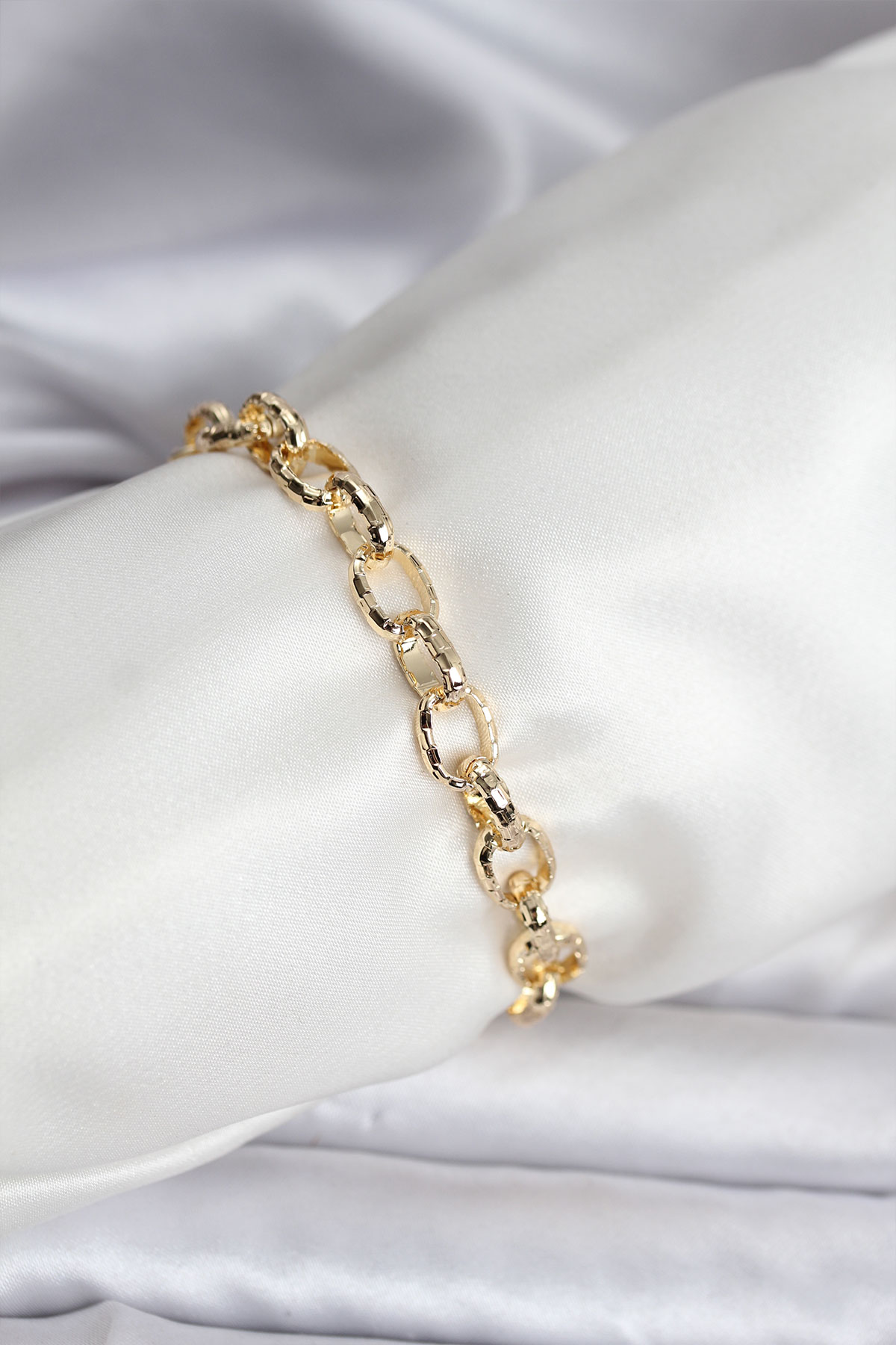 14K Gold Renk Kaplama Lazerli Zincir Model CM Kadın Bileklik 5886 1 14K Gold Renk Kaplama Lazerli Zincir Model CM Kadın Bileklik 5886