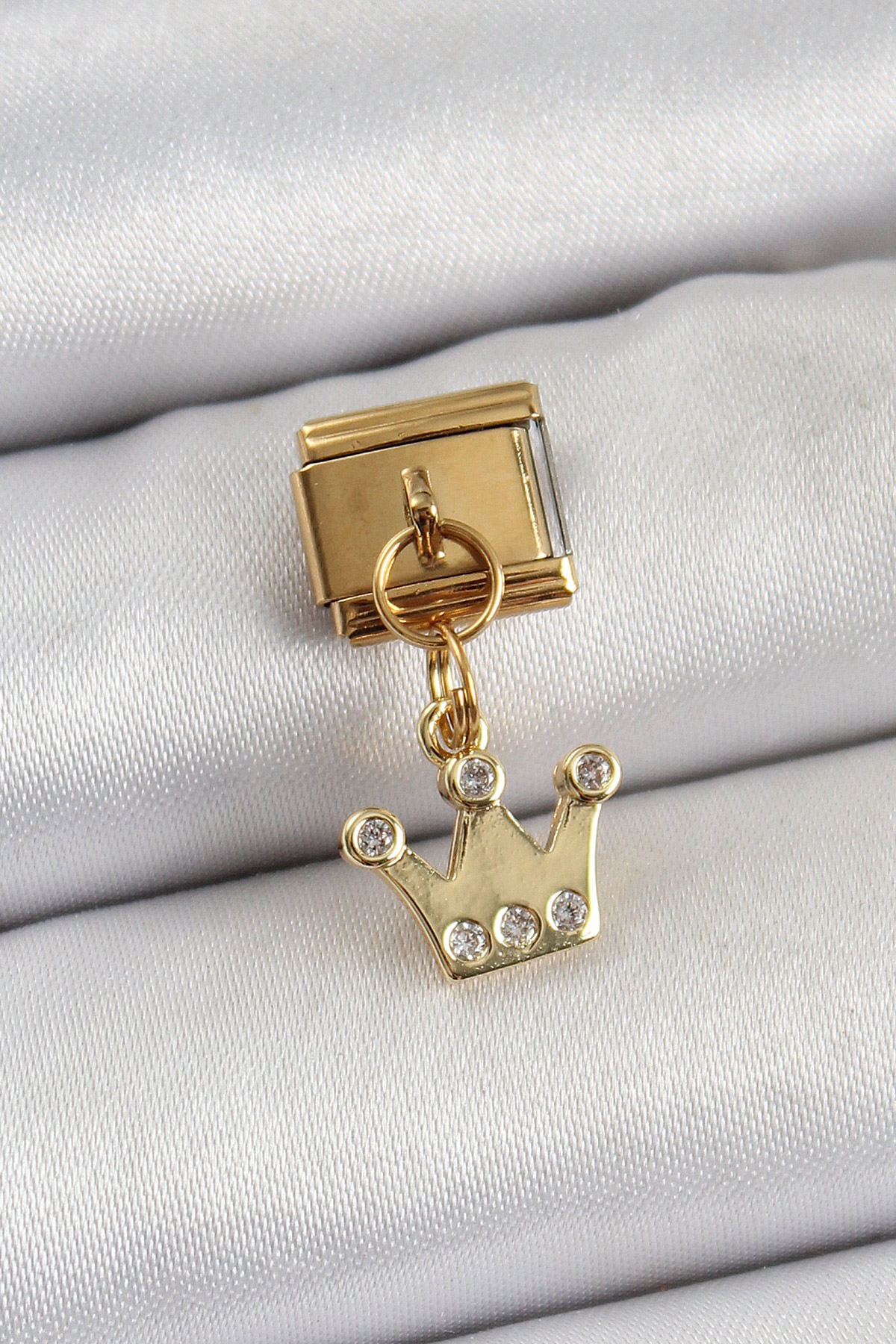 316L Çelik Sallantılı Zirkon Taşlı Kraliçe Tacı Model Gold Renk Nomination Charm 5886 1 316L Çelik Sallantılı Zirkon Taşlı Kraliçe Tacı Model Gold Renk Nomination Charm 5886