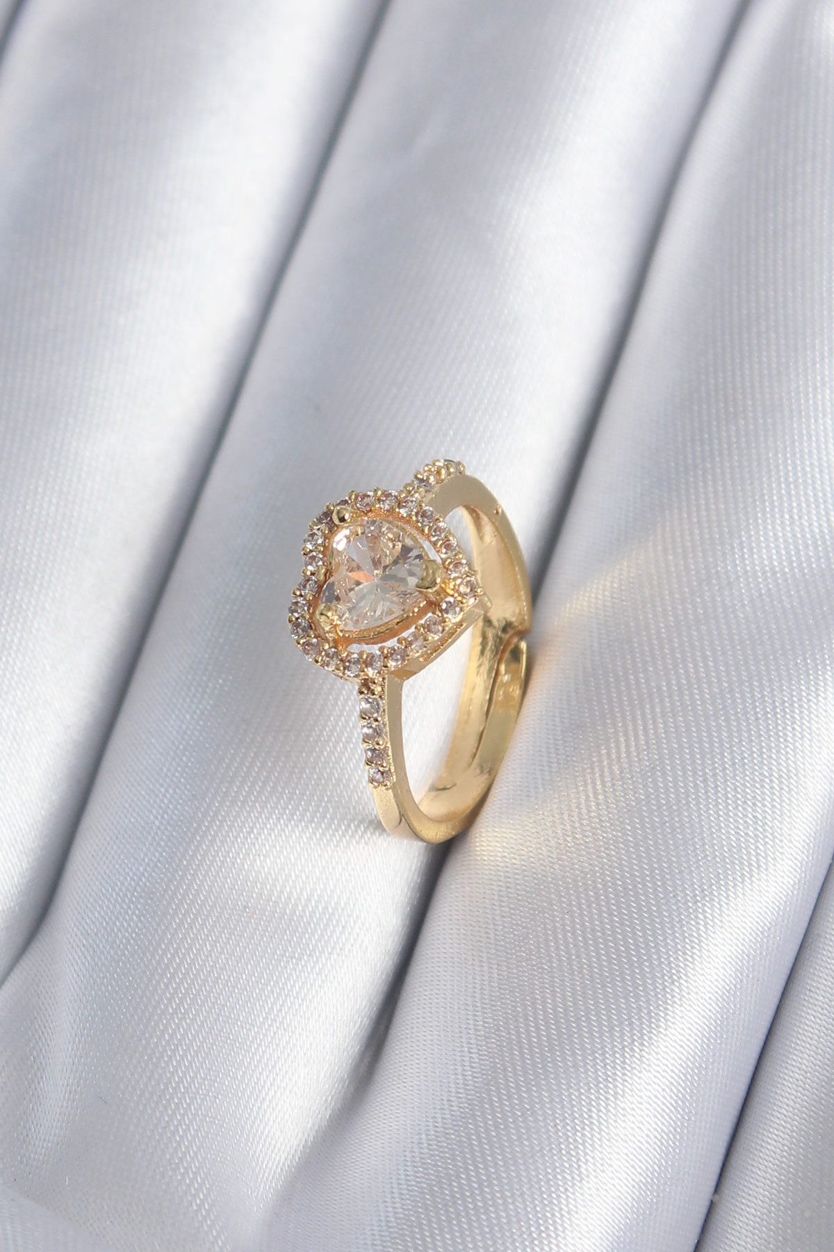 Pirinç Gold Renk Zirkon Taşlı Kalp Charm Model Kadın Yüzük 5886 1 Pirinç Gold Renk Zirkon Taşlı Kalp Charm Model Kadın Yüzük 5886