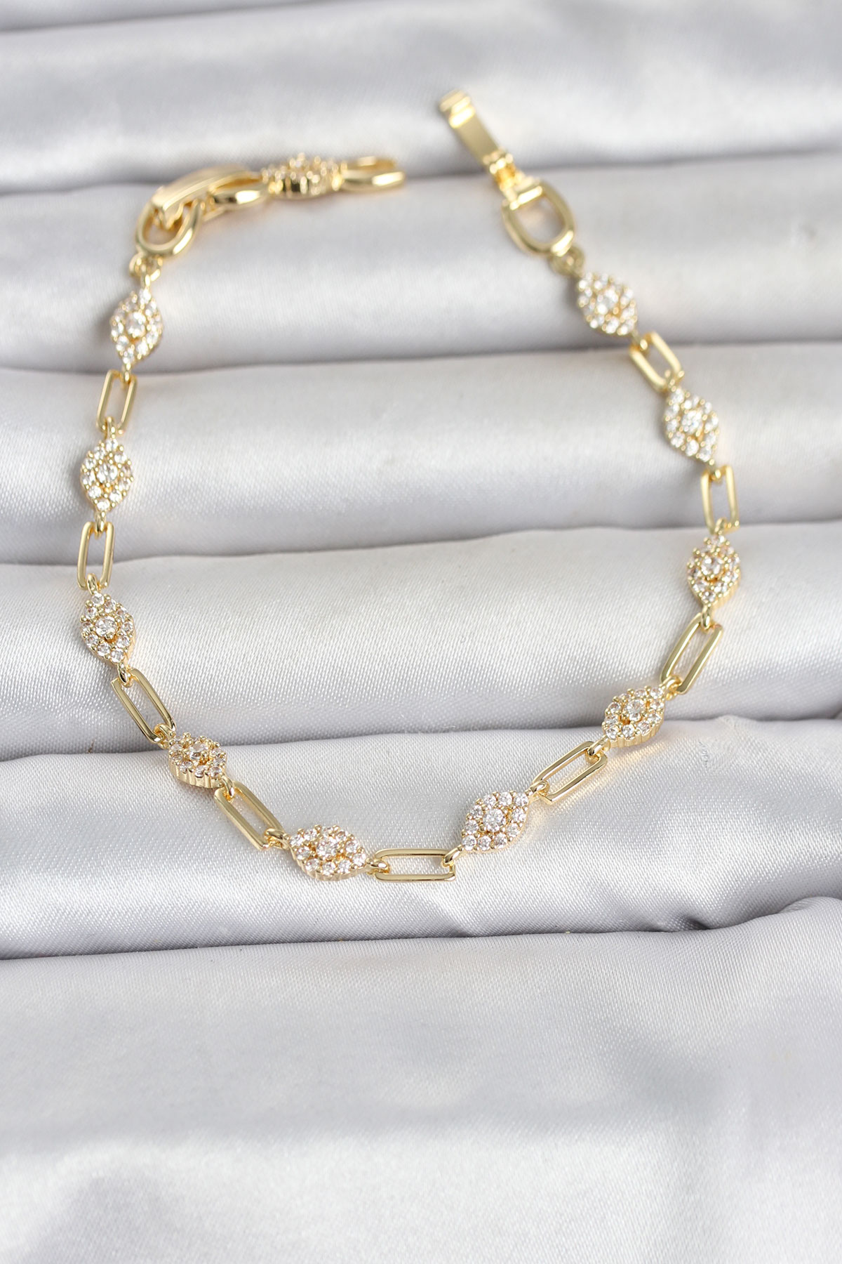 Gold Renk Zirkon Taşlı Ataç Zincir Model Kadın Bileklik 5886 1 Gold Renk Zirkon Taşlı Ataç Zincir Model Kadın Bileklik 5886