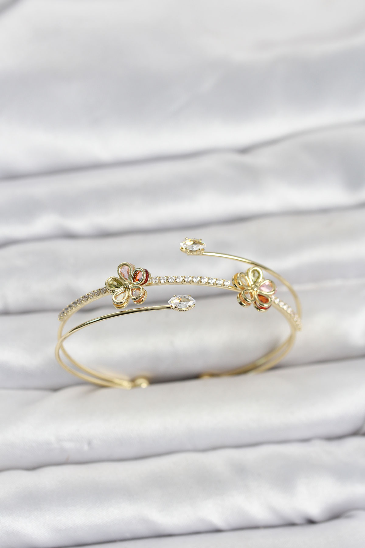 Gold Renk Pirinç Zirkon Taşlı Çiçek Model Kadın Bileklik 5886 1 Gold Renk Pirinç Zirkon Taşlı Çiçek Model Kadın Bileklik 5886