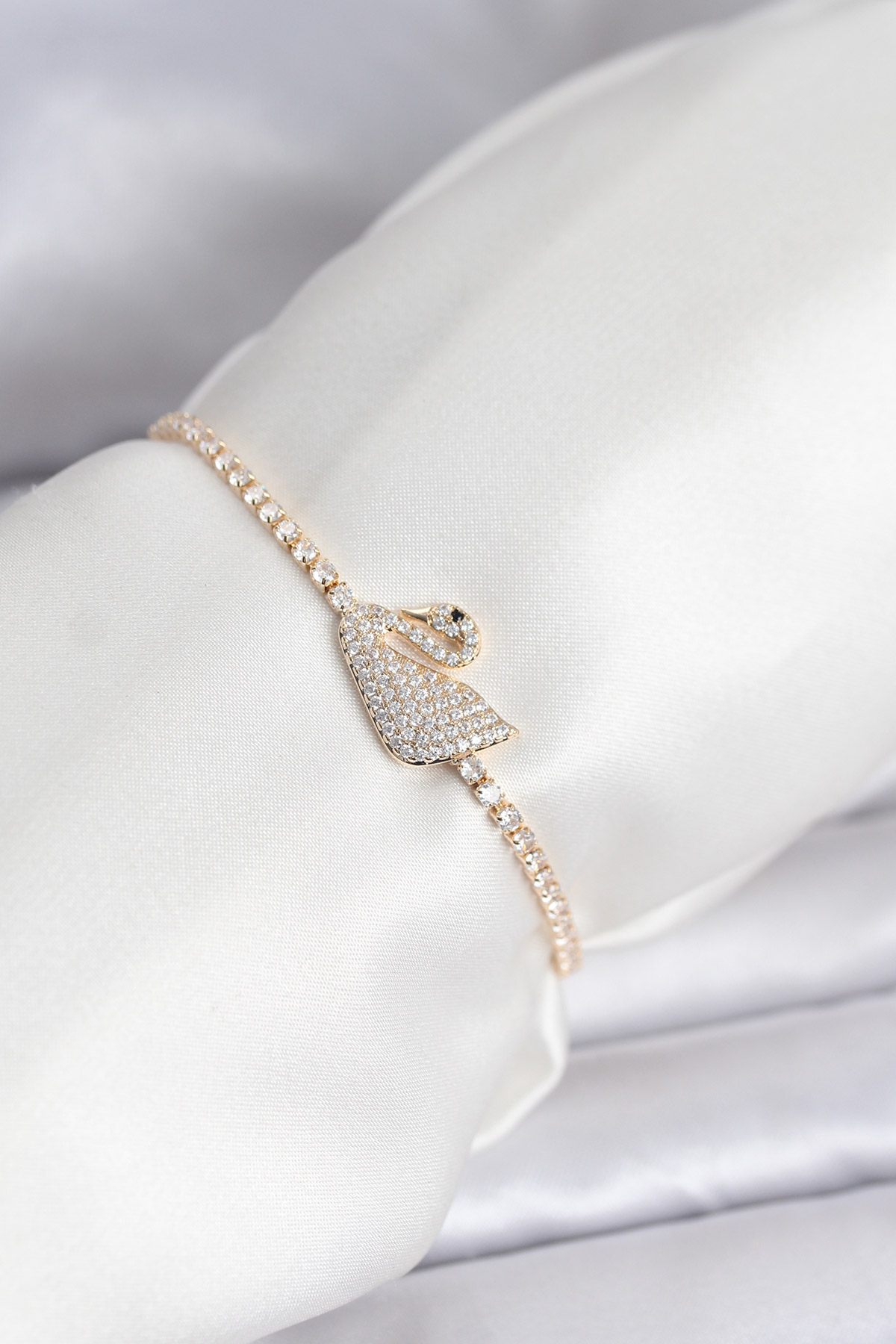 Kuğu Model Zirkon Taşlı Gold Renk Asansörlü Su Yolu Bileklik 5886 1 Kuğu Model Zirkon Taşlı Gold Renk Asansörlü Su Yolu Bileklik 5886