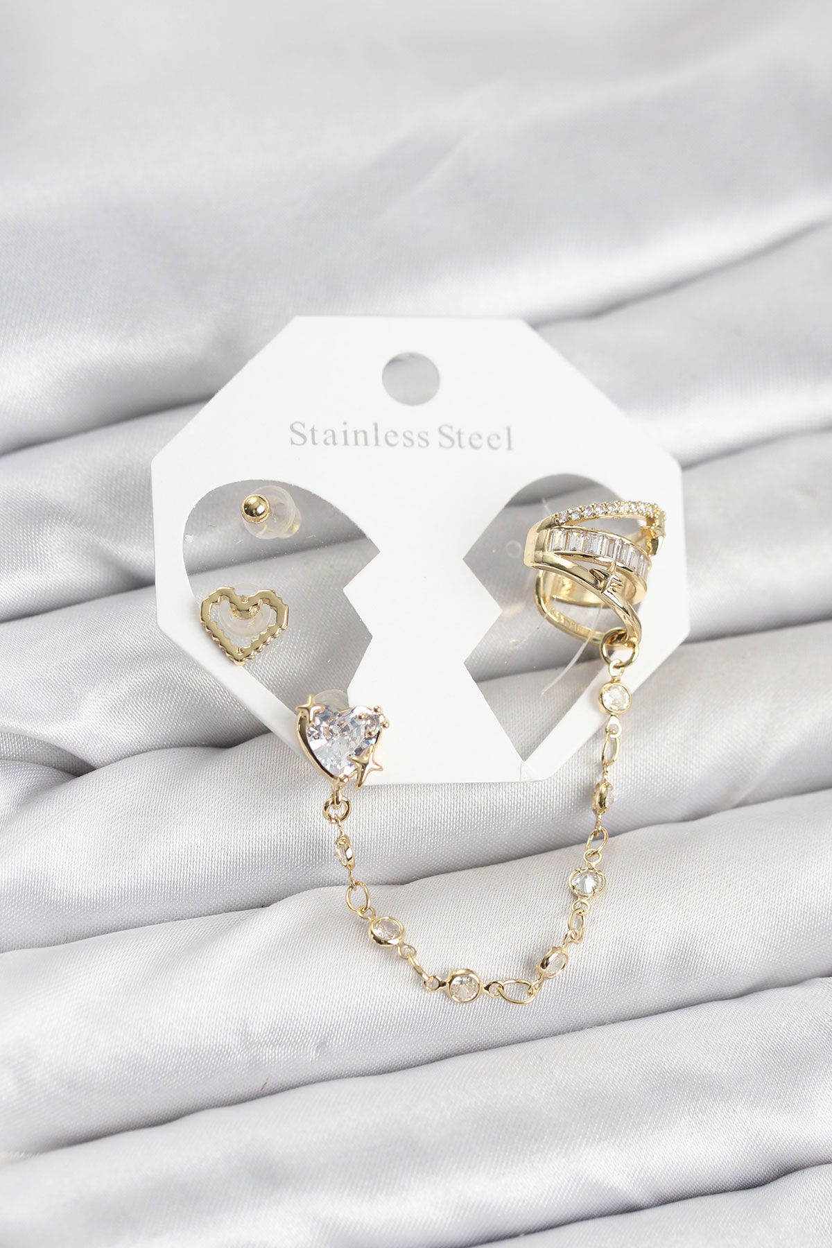 Pirinç Gold Renk Kalp Model Zincir Bağlantılı Ear Cuff Küpe Seti 5886 1 Pirinç Gold Renk Kalp Model Zincir Bağlantılı Ear Cuff Küpe Seti 5886