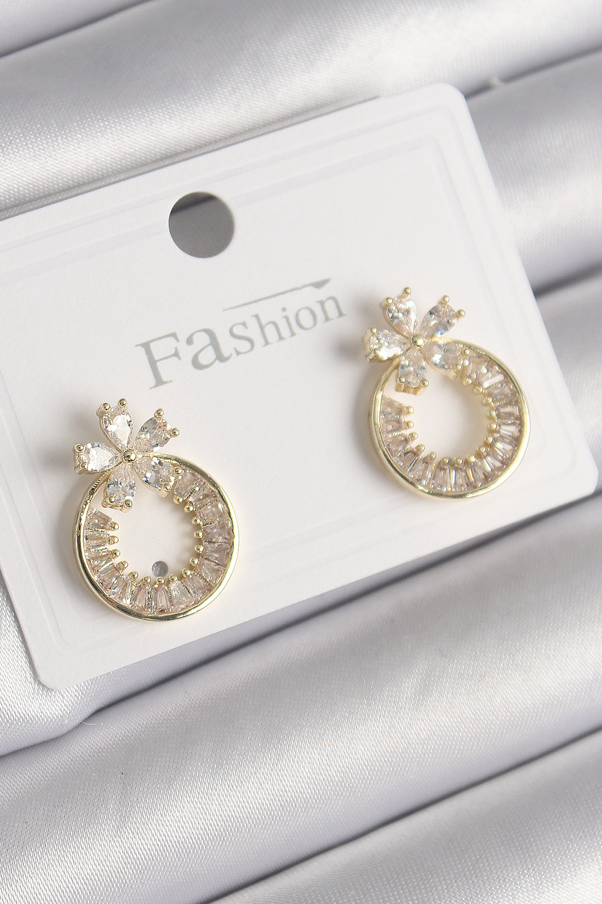 Pirinç Gold Renk Zirkon Taşlı Halka Model Çiçek Figür Kadın Küpe 5886 1 Pirinç Gold Renk Zirkon Taşlı Halka Model Çiçek Figür Kadın Küpe 5886