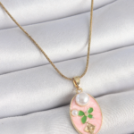 316L Çelik Gold Renk Zincir Pembe Mineli Oval İncili Çiçek İşlemeli Portre Model Kadın Kolye 5886