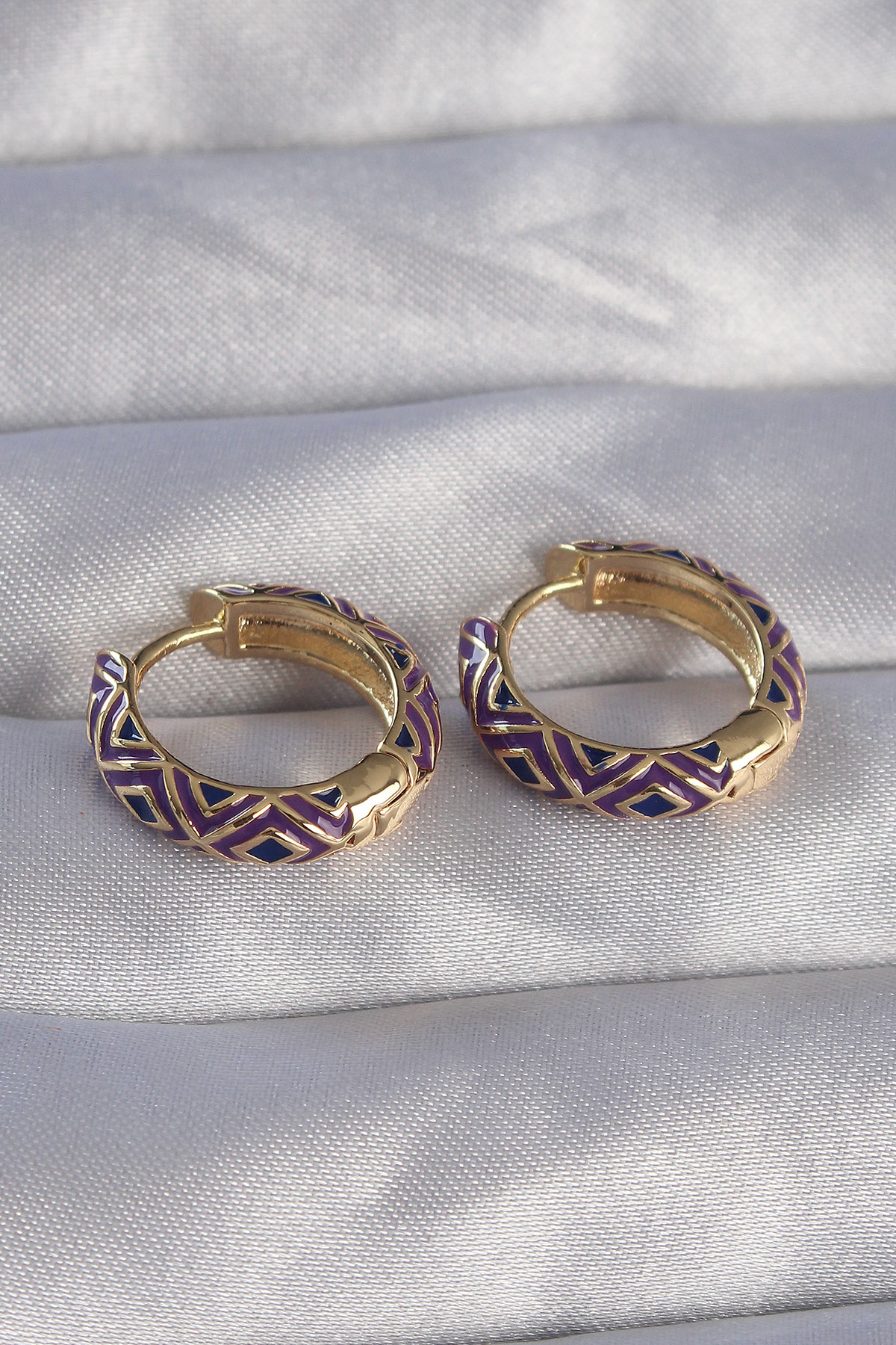 Pirinç Gold Renk Mor Etnik Desenli Halka Küpe 5886 2 Pirinç Gold Renk Mor Etnik Desenli Halka Küpe 5886 - Görsel 2