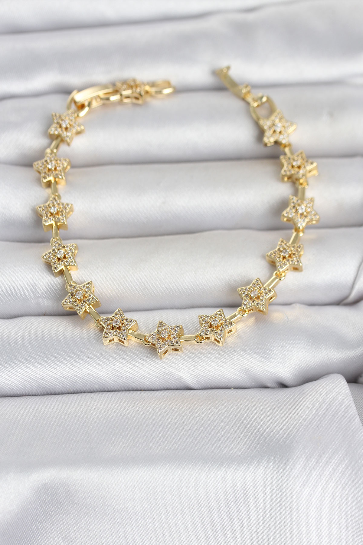 Pirinç Gold Renk Zirkon Taşlı Sıralı Yıldız Model Kadın Bileklik 5886 1 Pirinç Gold Renk Zirkon Taşlı Sıralı Yıldız Model Kadın Bileklik 5886