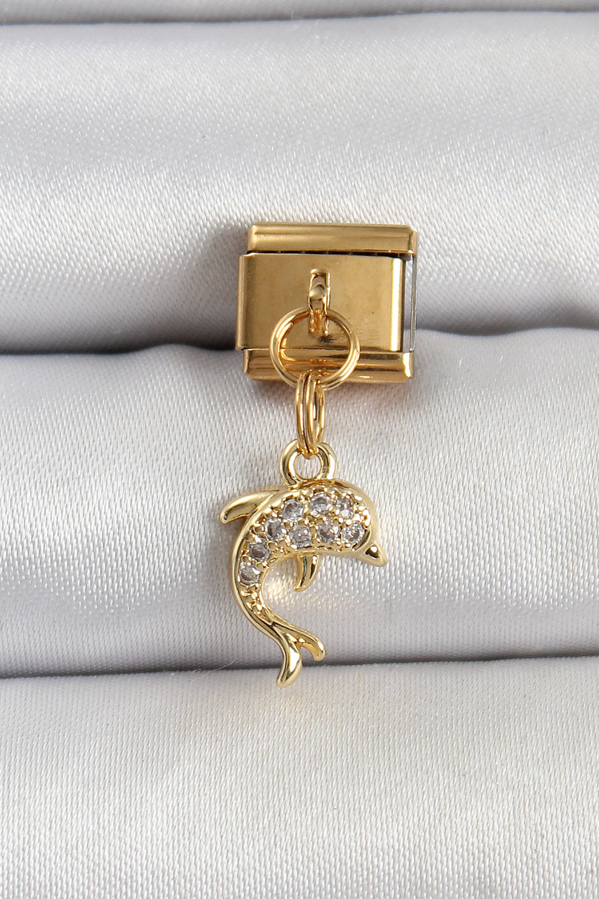 316L Çelik Sallantılı Zirkon Taşlı Yunus Balığı Model Gold Renk Nomination Charm 5886 1 316L Çelik Sallantılı Zirkon Taşlı Yunus Balığı Model Gold Renk Nomination Charm 5886