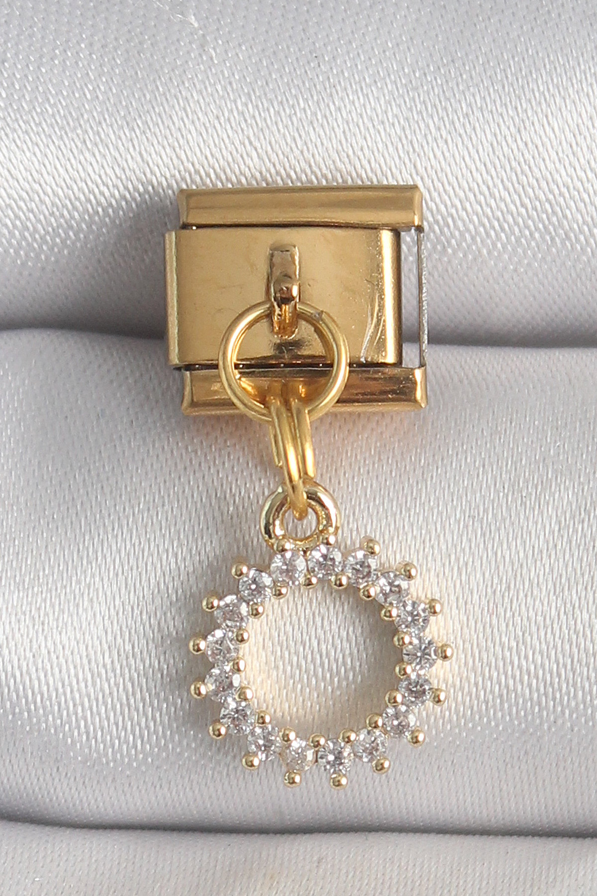 316L Çelik Gold Renk Zirkon Taşlı Sallantı Güneş Model Nomination Charm 5886 1 316L Çelik Gold Renk Zirkon Taşlı Sallantı Güneş Model Nomination Charm 5886