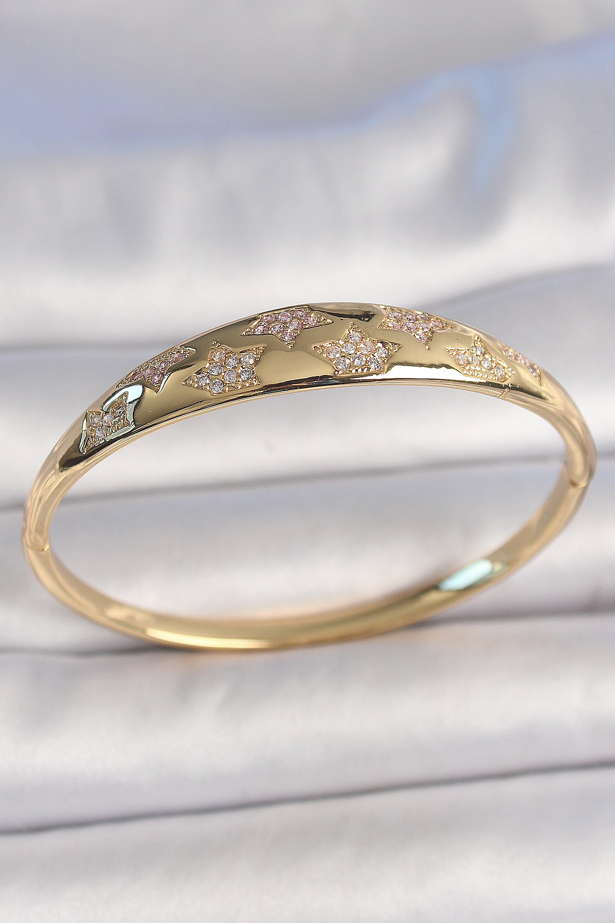 Pirinç Gold Renk Zirkon Taşlı Yıldız İşlemeli Kadın Kelepçe 5886 1 Pirinç Gold Renk Zirkon Taşlı Yıldız İşlemeli Kadın Kelepçe 5886
