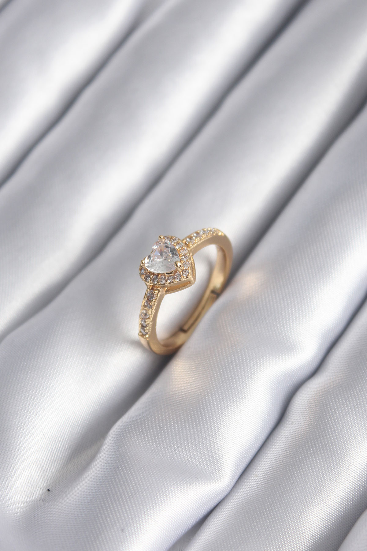 Pirinç Gold Renk Zirkon Taşlı Kalp Charm Model Kadın Yüzük 5886 1 Pirinç Gold Renk Zirkon Taşlı Kalp Charm Model Kadın Yüzük 5886