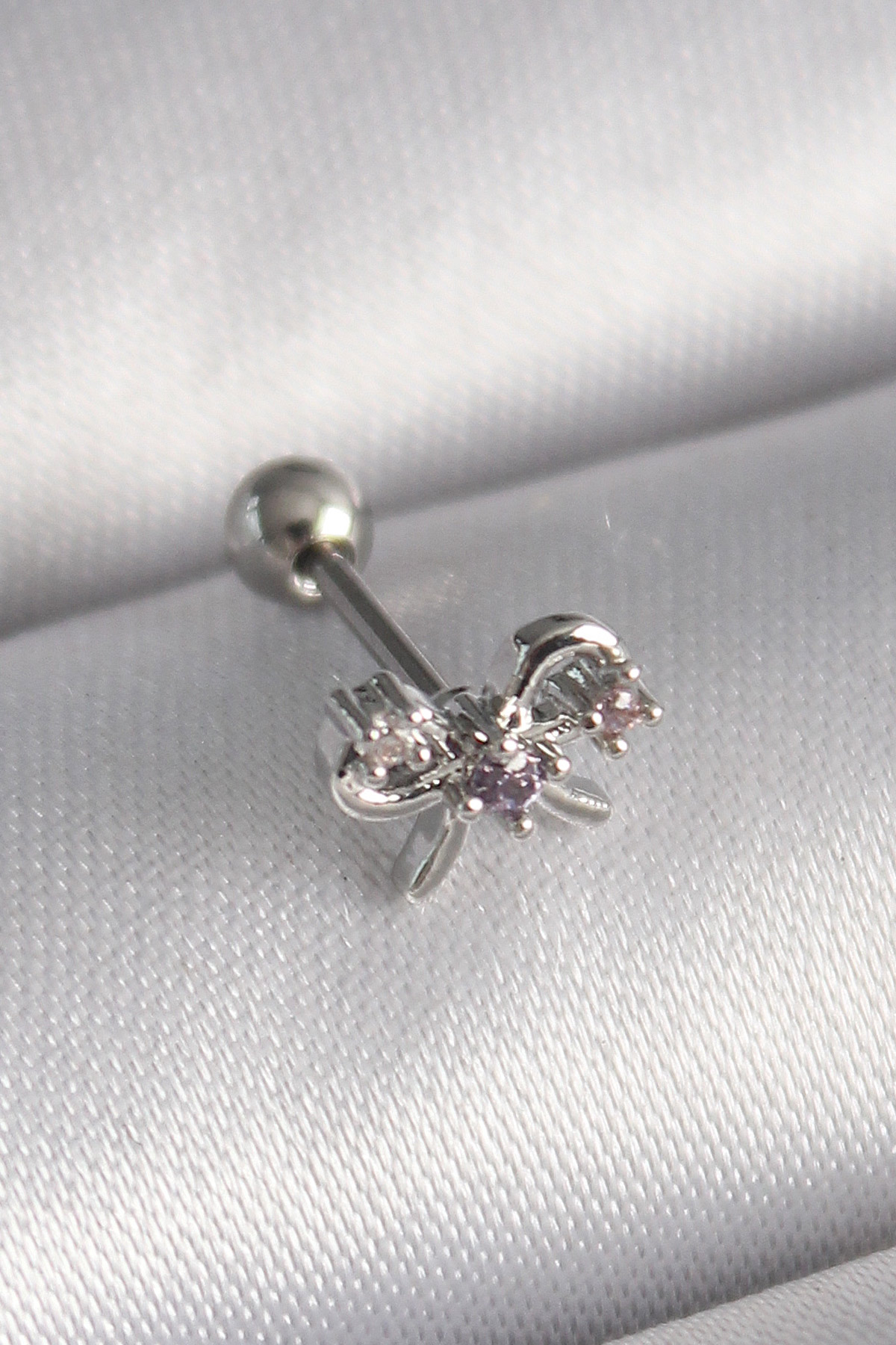 316L Çelik Gümüş Renk Zirkon Taşlı Kurdele Tragus Piercing 5886 1 316L Çelik Gümüş Renk Zirkon Taşlı Kurdele Tragus Piercing 5886