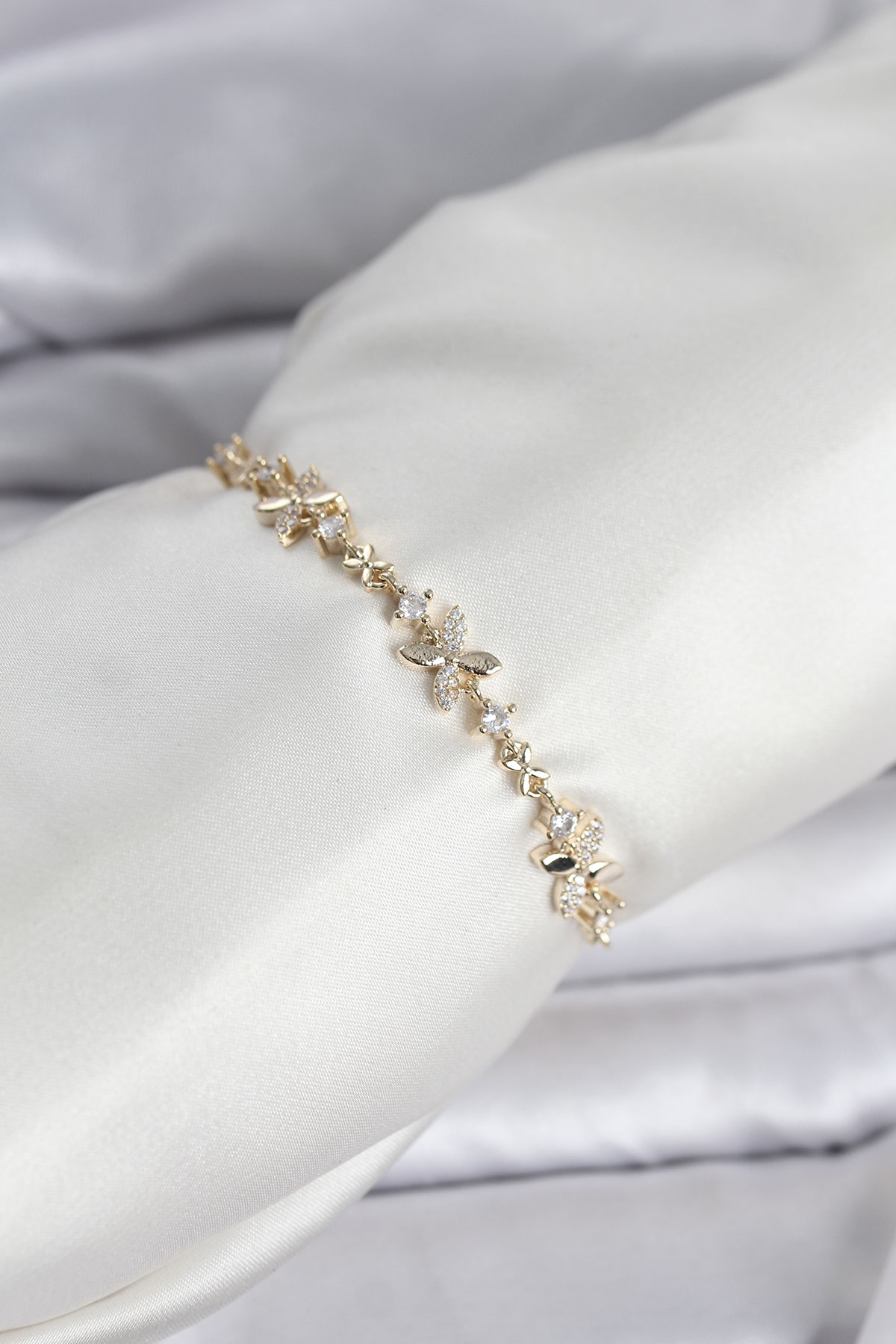 Gold Renk Yonca Model Zirkon Taşlı Asansörlü Kadın Bileklik 5886 1 Gold Renk Yonca Model Zirkon Taşlı Asansörlü Kadın Bileklik 5886