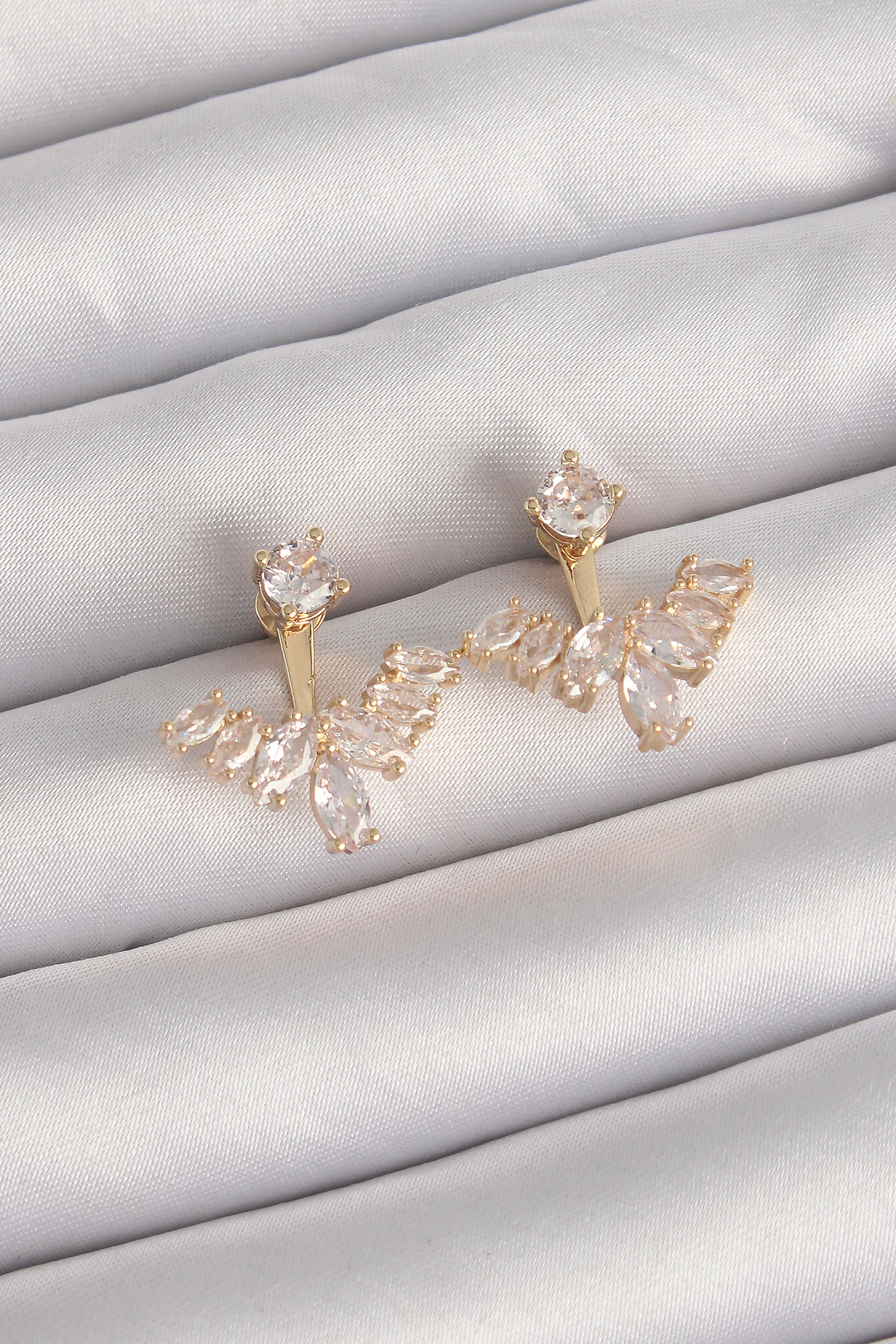 Pirinç Gold Renk Zirkon Taşlı V Model Küpe 5886 1 Pirinç Gold Renk Zirkon Taşlı V Model Küpe 5886