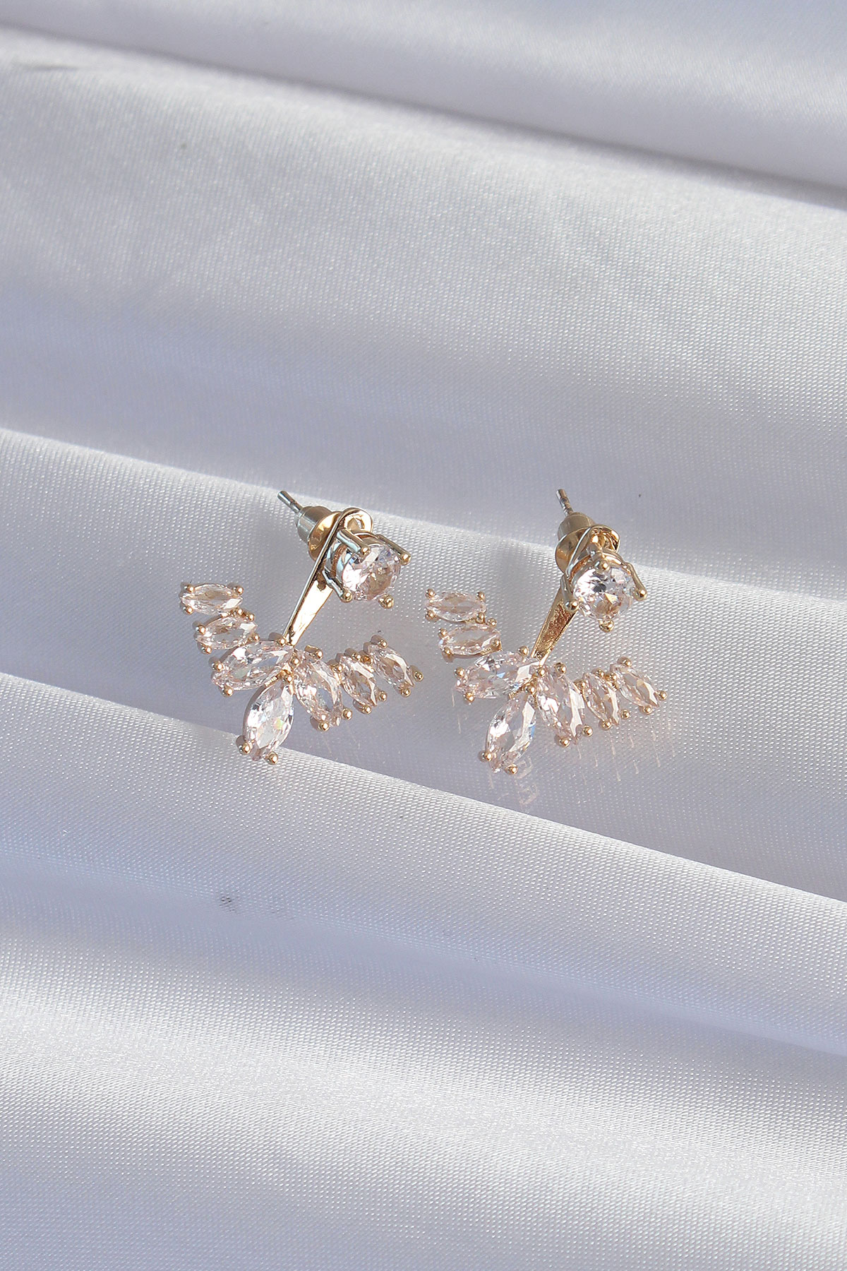 Pirinç Gold Renk Zirkon Taşlı V Model Küpe 5886 2 Pirinç Gold Renk Zirkon Taşlı V Model Küpe 5886 - Görsel 2