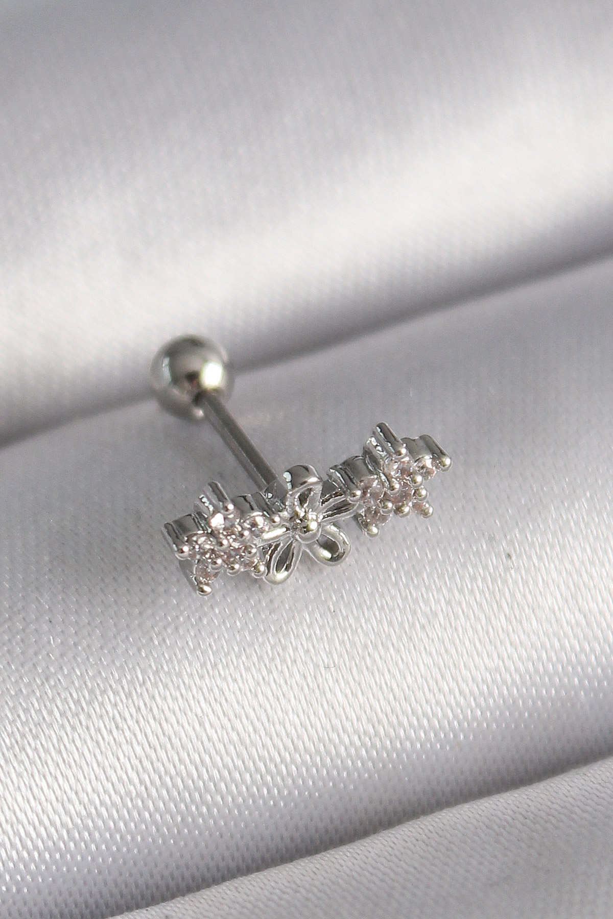 316L Çelik Gümüş Renk Zirkon Taşlı Çiçek Tragus Piercing 5886 1 316L Çelik Gümüş Renk Zirkon Taşlı Çiçek Tragus Piercing 5886