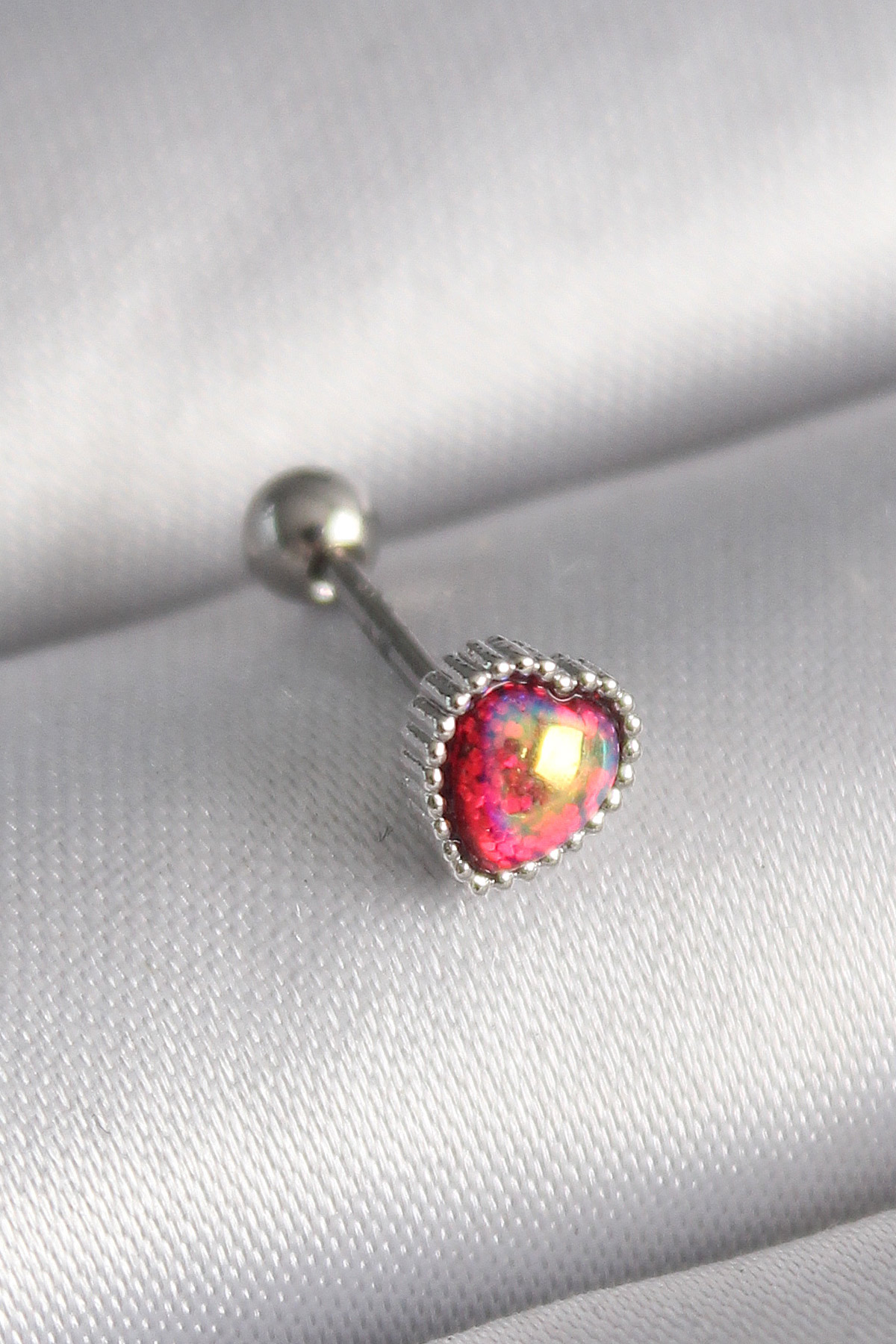 316L Çelik Gümüş Renk Kırmızı Mineli Kalp Tragus Piercing 5886 1 316L Çelik Gümüş Renk Kırmızı Mineli Kalp Tragus Piercing 5886