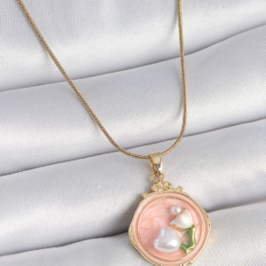 316L Çelik Gold Renk Zincir Pembe Mineli İncili Çiçek İşlemeli Portre Model Kadın Kolye 5886