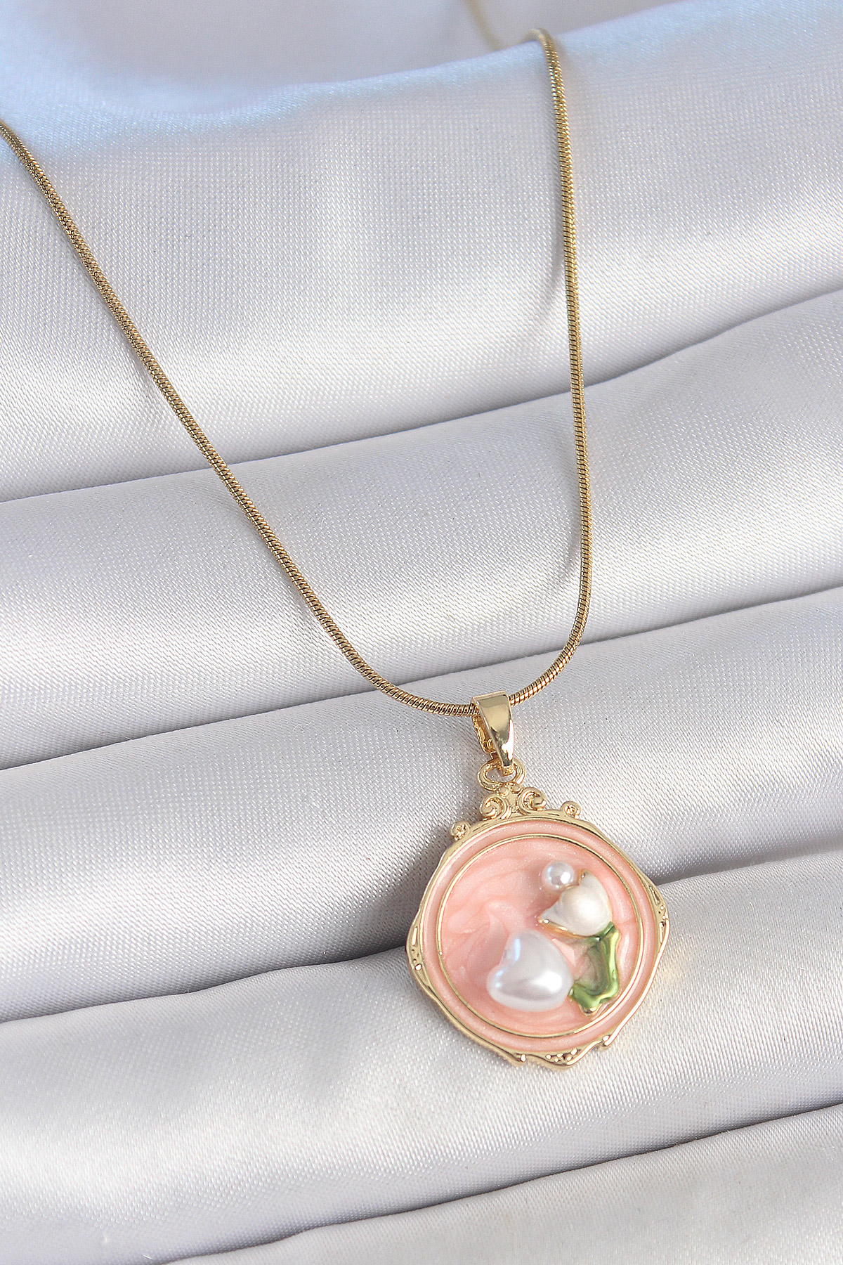 316L Çelik Gold Renk Zincir Pembe Mineli İncili Çiçek İşlemeli Portre Model Kadın Kolye 5886 1 316L Çelik Gold Renk Zincir Pembe Mineli İncili Çiçek İşlemeli Portre Model Kadın Kolye 5886