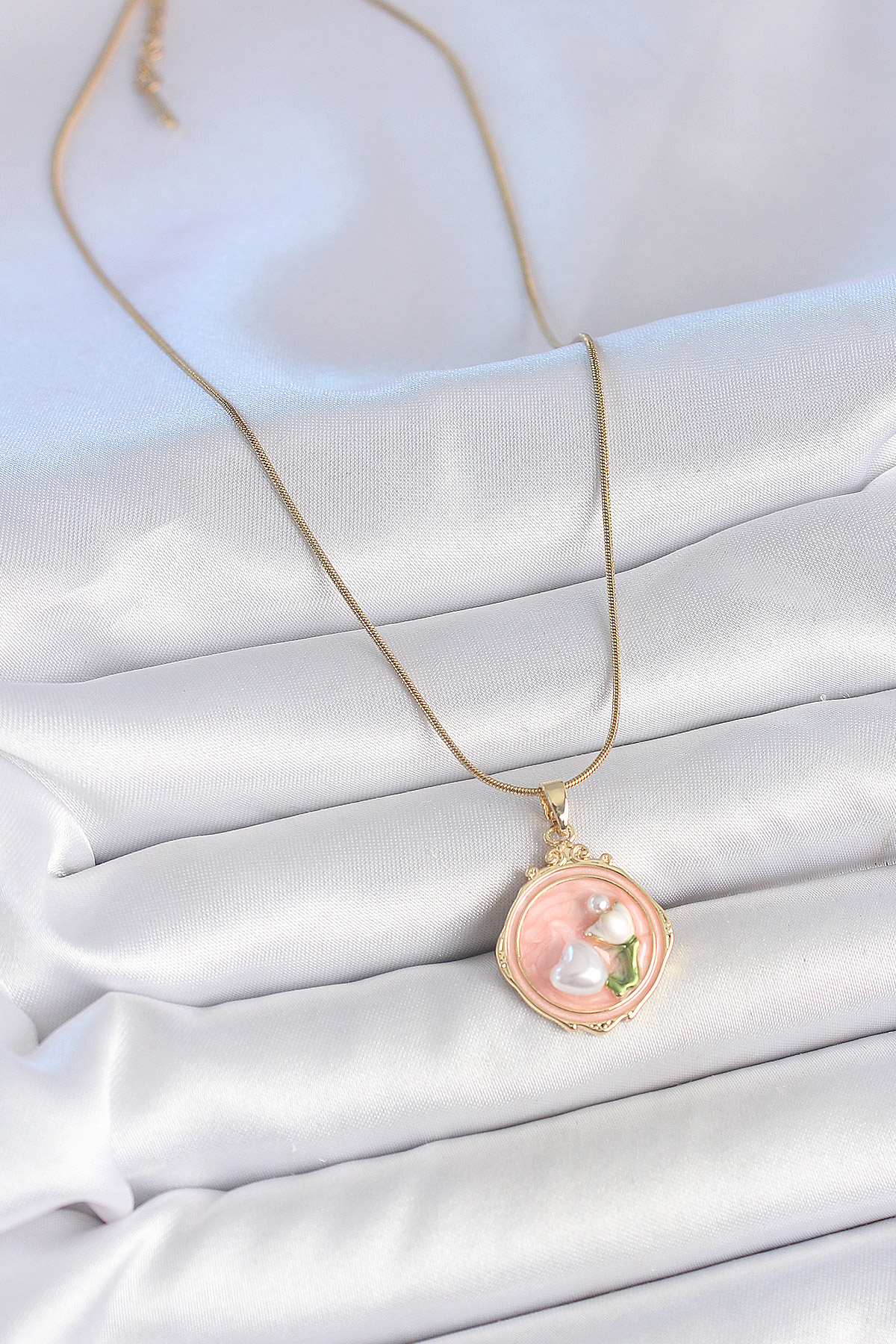 316L Çelik Gold Renk Zincir Pembe Mineli İncili Çiçek İşlemeli Portre Model Kadın Kolye 5886 2 316L Çelik Gold Renk Zincir Pembe Mineli İncili Çiçek İşlemeli Portre Model Kadın Kolye 5886 - Görsel 2