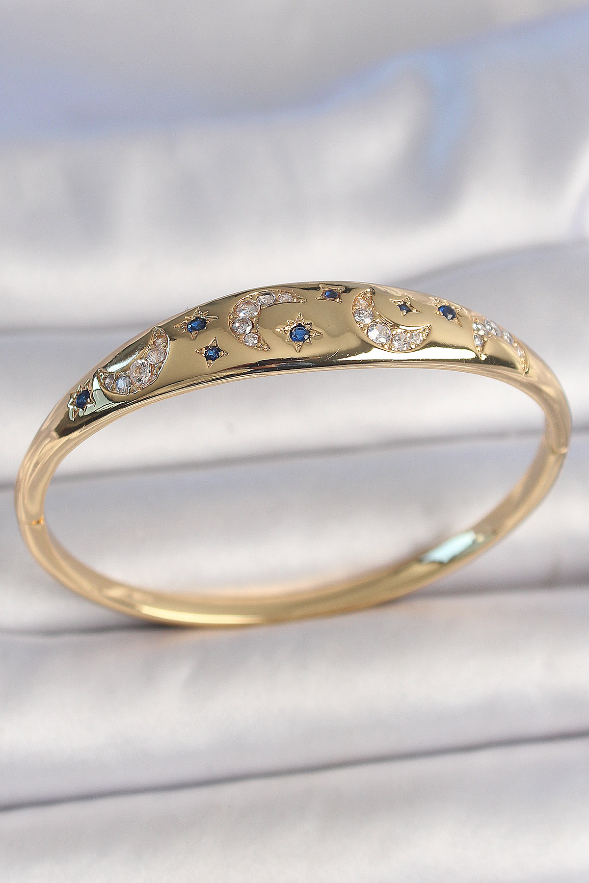 Pirinç Gold Renk Zirkon Taşlı Hilal İşleme Mavi Taşlı Yıldız Detay Kadın Kelepçe 5886 1 Pirinç Gold Renk Zirkon Taşlı Hilal İşleme Mavi Taşlı Yıldız Detay Kadın Kelepçe 5886