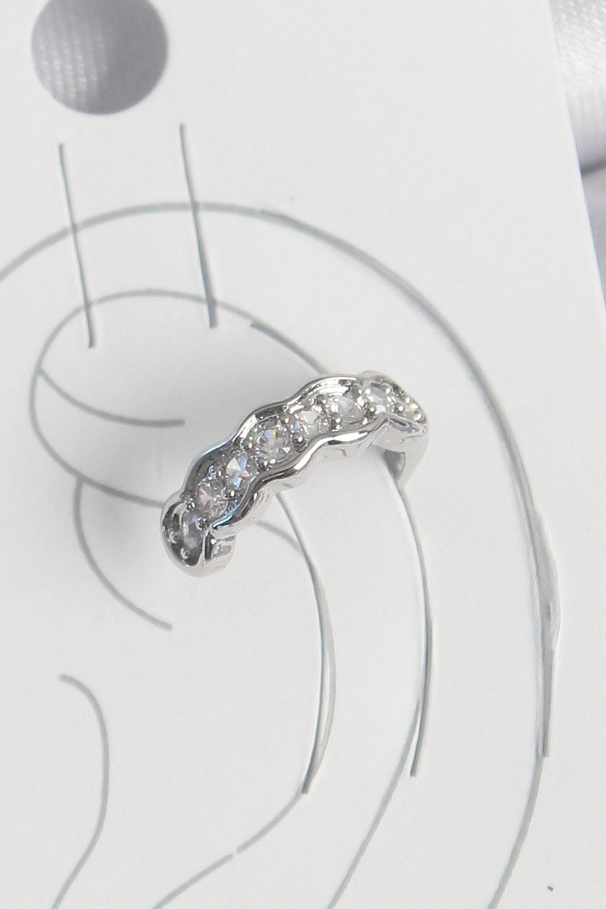 Pirinç Gümüş Renk Zirkon Taşlı Kıkırdak Model Kadın Küpe 5886 1 Pirinç Gümüş Renk Zirkon Taşlı Kıkırdak Model Kadın Küpe 5886