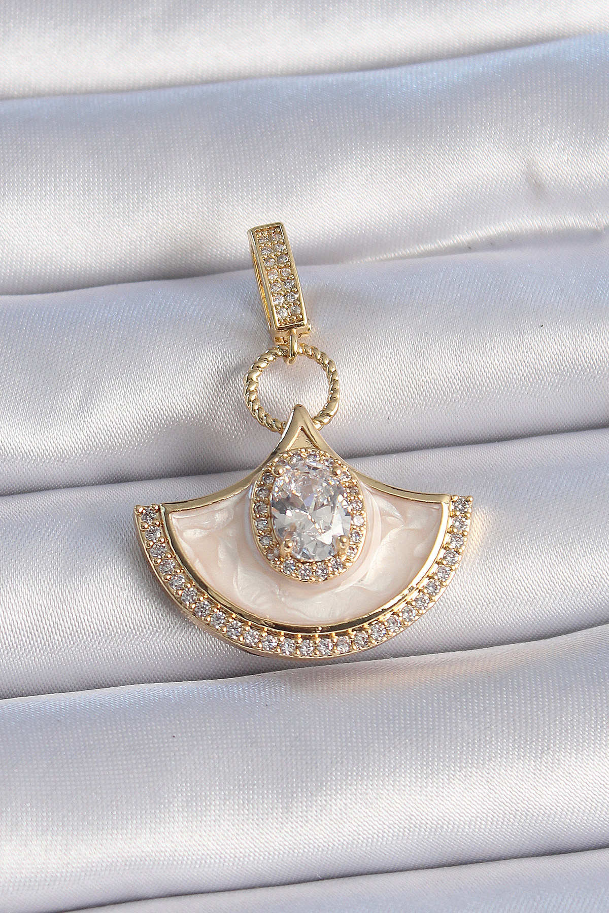 Pirinç Gold Renk Zirkon Taş Detaylı Beyaz Mineli Ajda Charm 5886 1 Pirinç Gold Renk Zirkon Taş Detaylı Beyaz Mineli Ajda Charm 5886