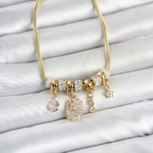 Pirinç Gold Renk Çiçek Detaylı Charmlı Kadın Bileklik 5886