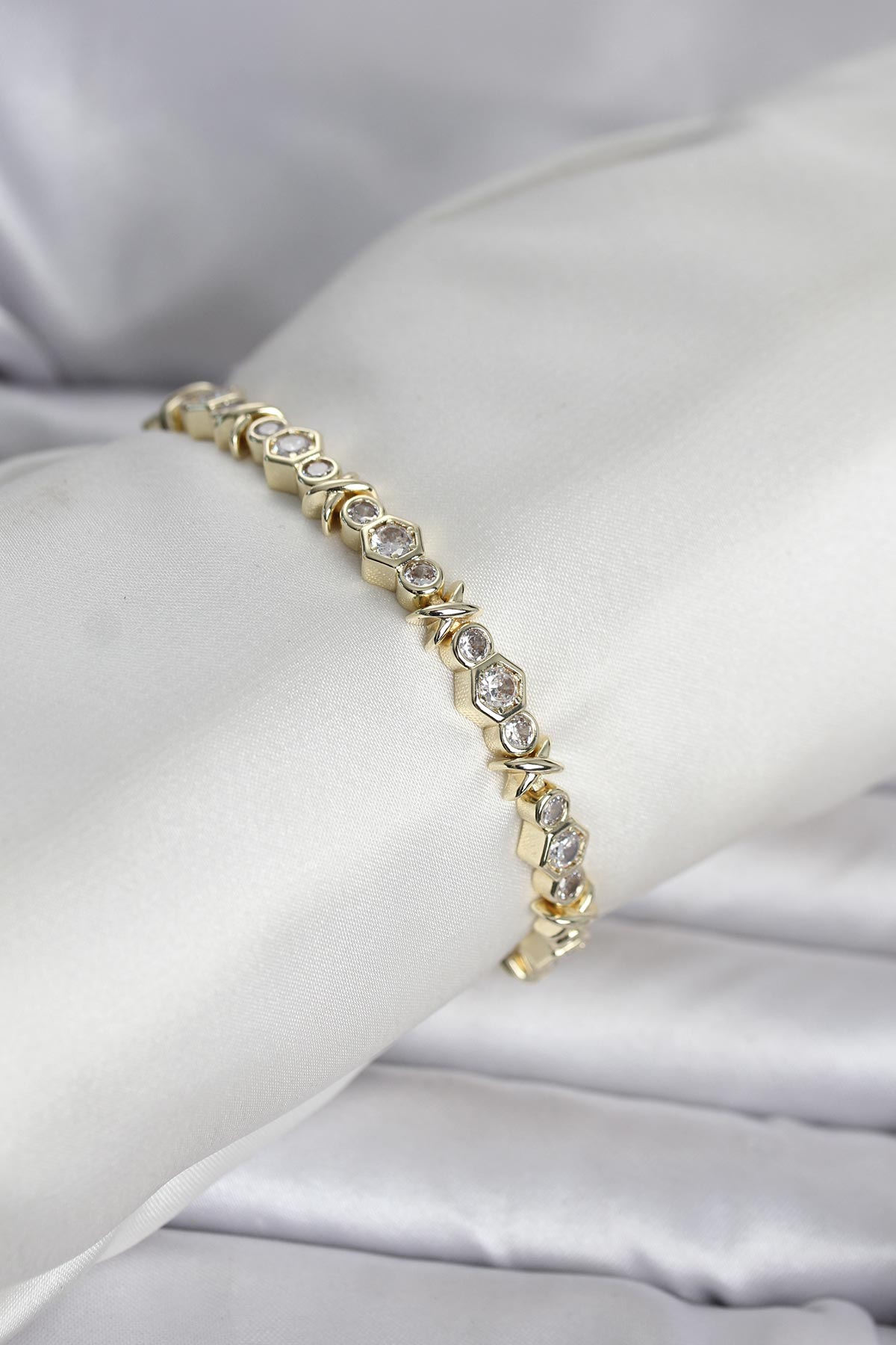 Pirinç Gold Renk Petek Model Zirkon Taşlı Kadın Bileklik 5886 1 Pirinç Gold Renk Petek Model Zirkon Taşlı Kadın Bileklik 5886