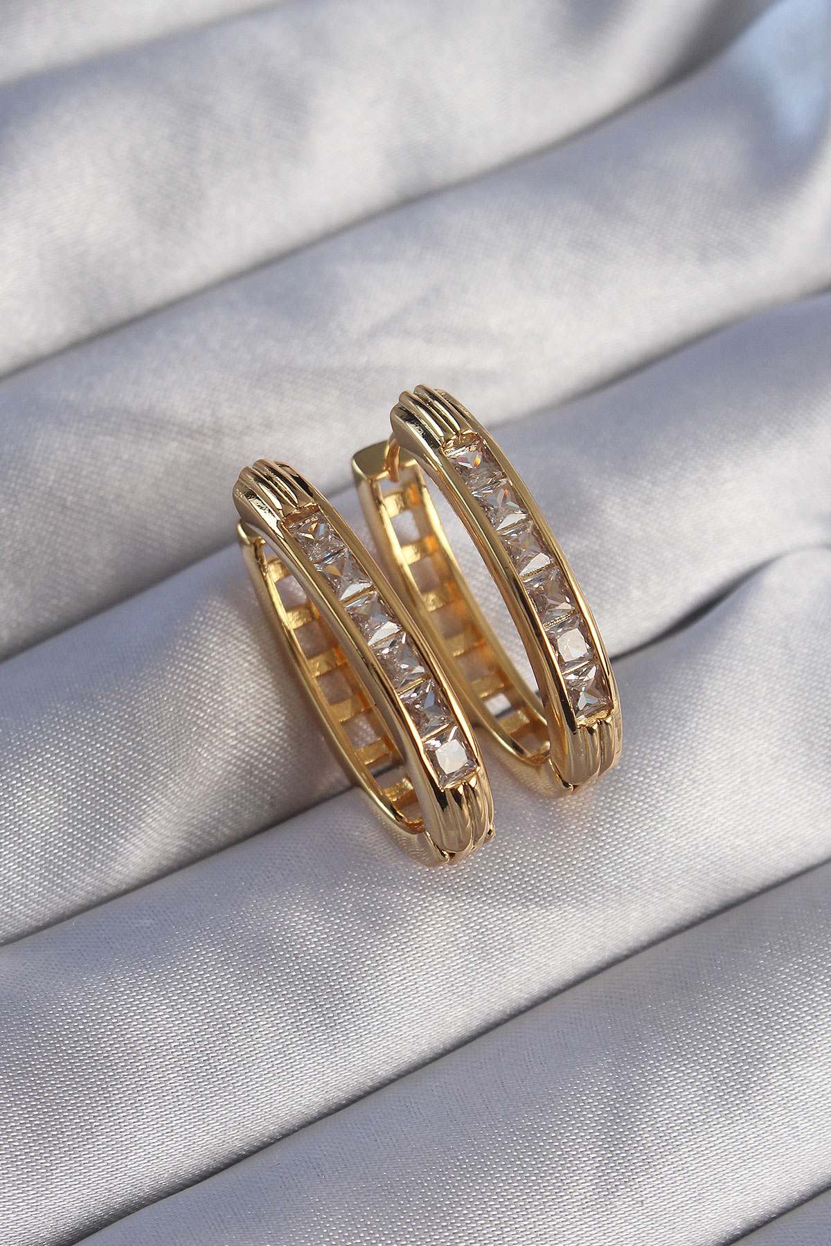 Pirinç Gold Renk Zirkon Taşlı Oval Model Küpe 5886 1 Pirinç Gold Renk Zirkon Taşlı Oval Model Küpe 5886