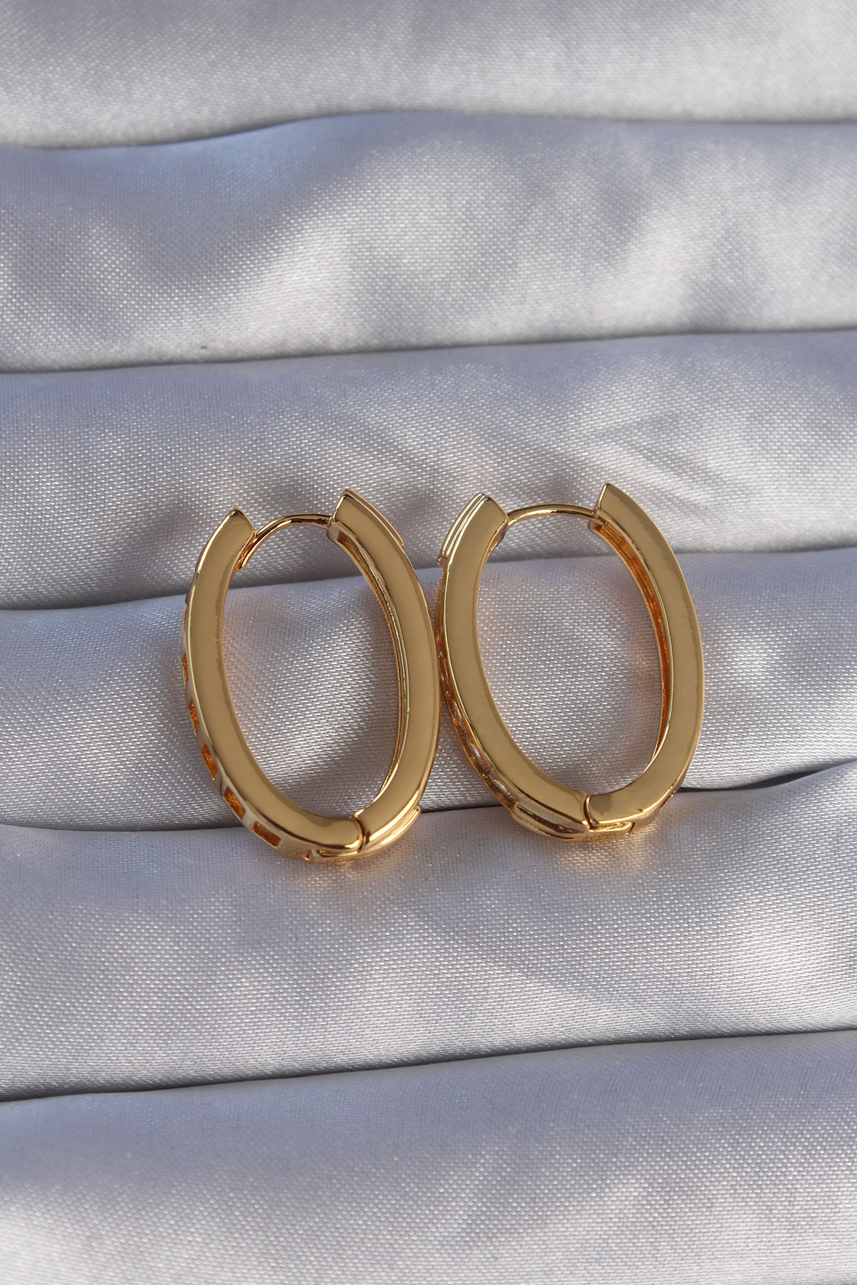 Pirinç Gold Renk Zirkon Taşlı Oval Model Küpe 5886 2 Pirinç Gold Renk Zirkon Taşlı Oval Model Küpe 5886 - Görsel 2