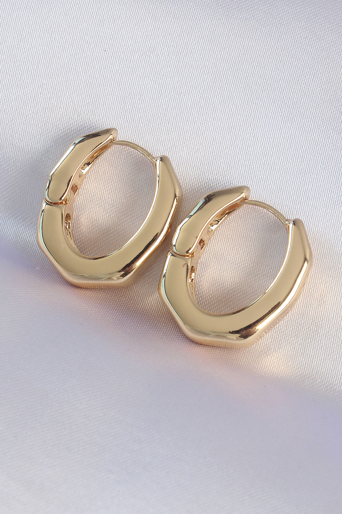 Pirinç Gold Renk Kalın Kemik Model Küpe 5886 1 Pirinç Gold Renk Kalın Kemik Model Küpe 5886
