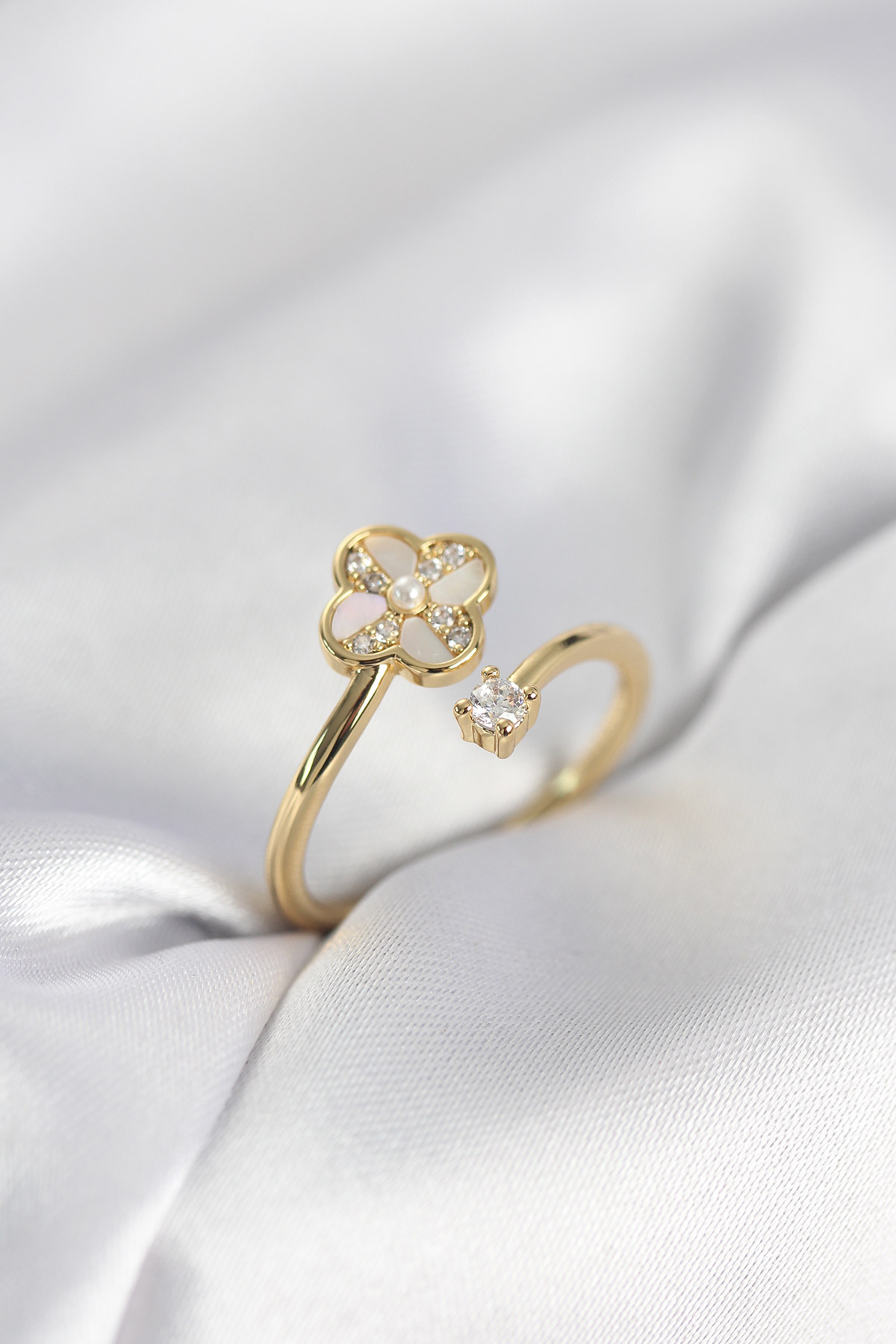 Gold Renk Zirkon Taşlı Yonca Model Kadın Yüzük 5886 1 Gold Renk Zirkon Taşlı Yonca Model Kadın Yüzük 5886