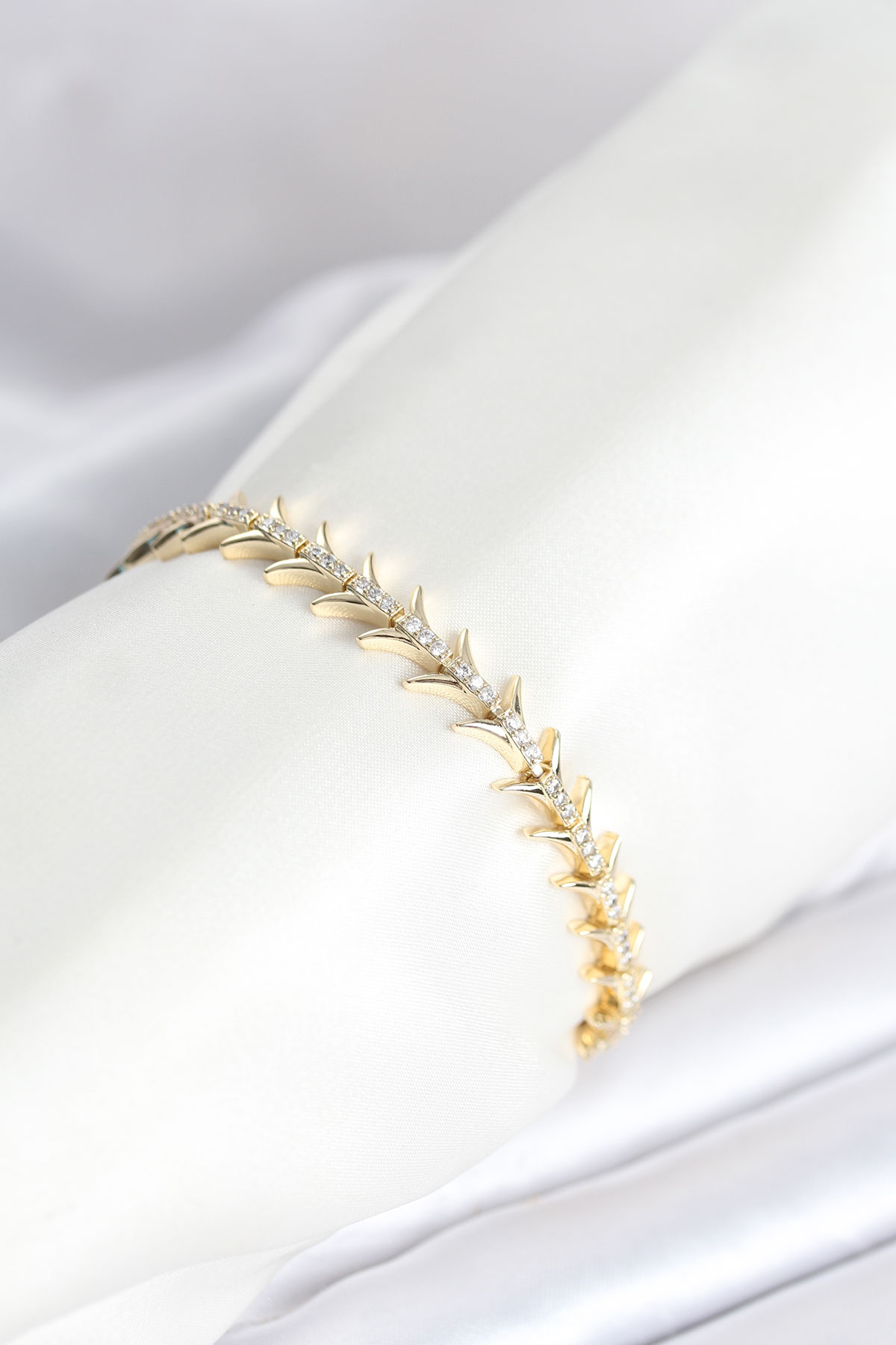 Pirinç Gold Renk Balık Sırtı Model Zirkon Taşlı Kadın Bileklik 5886 1 Pirinç Gold Renk Balık Sırtı Model Zirkon Taşlı Kadın Bileklik 5886