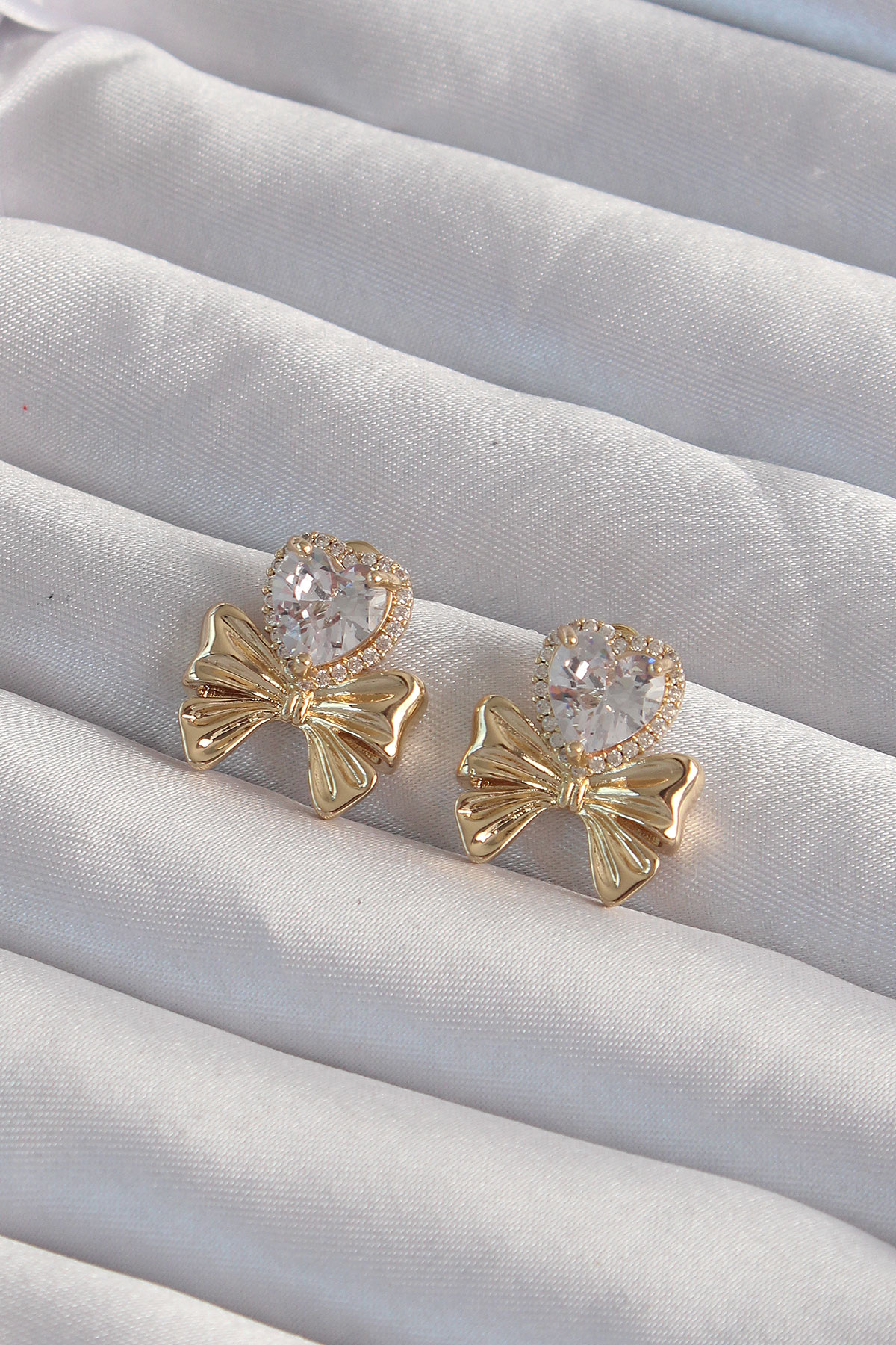 Pirinç Gold Renk Zirkon Taşlı Kalp Model Fiyonk Küpe 5886 1 Pirinç Gold Renk Zirkon Taşlı Kalp Model Fiyonk Küpe 5886