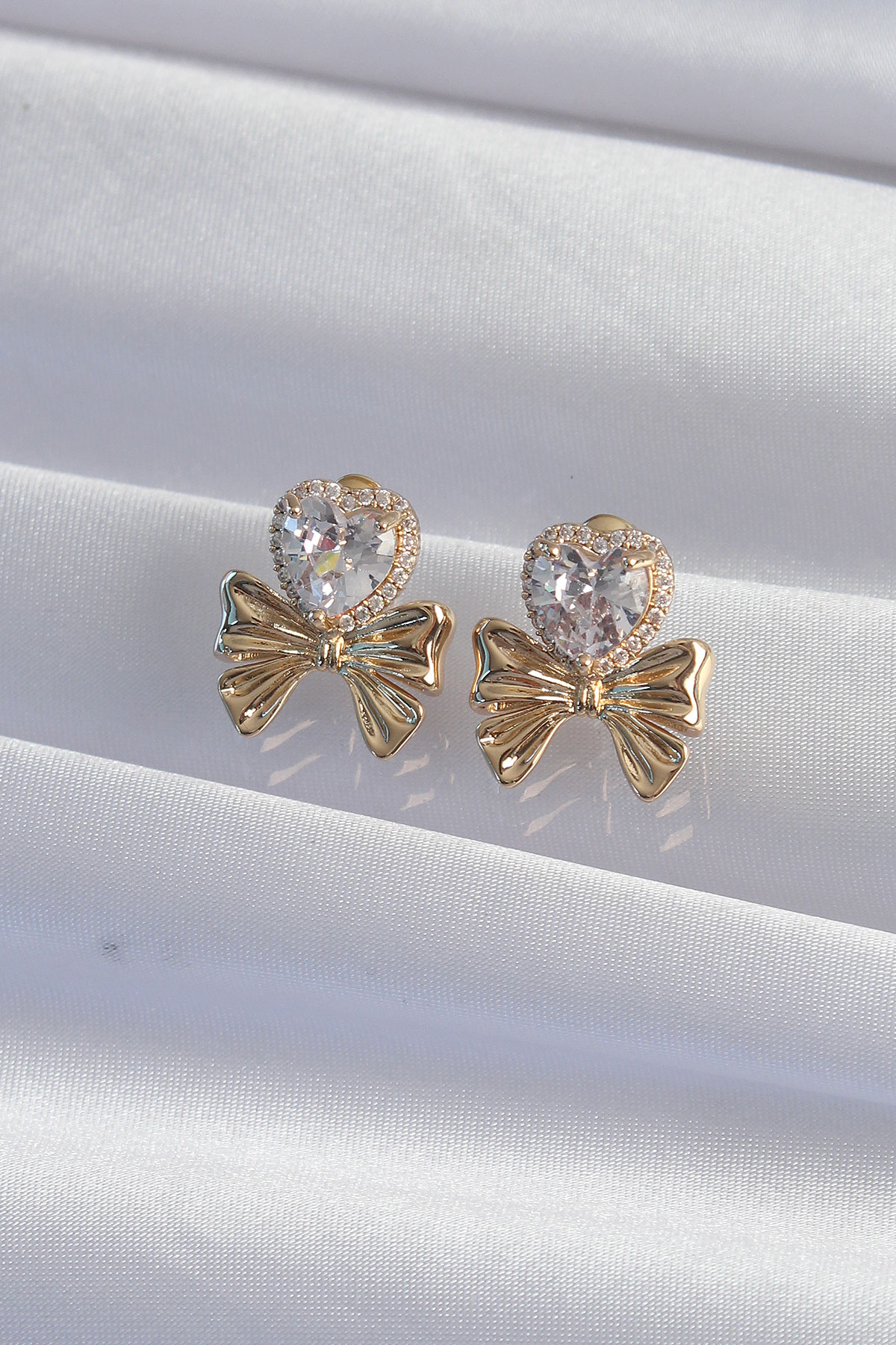 Pirinç Gold Renk Zirkon Taşlı Kalp Model Fiyonk Küpe 5886 2 Pirinç Gold Renk Zirkon Taşlı Kalp Model Fiyonk Küpe 5886 - Görsel 2