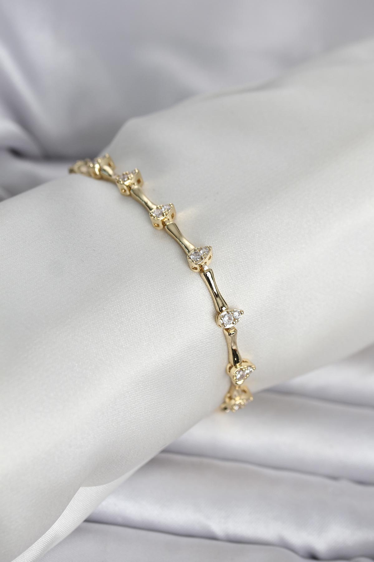 Pirinç Gold Renk Damla Model Zirkon Taşlı Kadın Bileklik 5886 1 Pirinç Gold Renk Damla Model Zirkon Taşlı Kadın Bileklik 5886