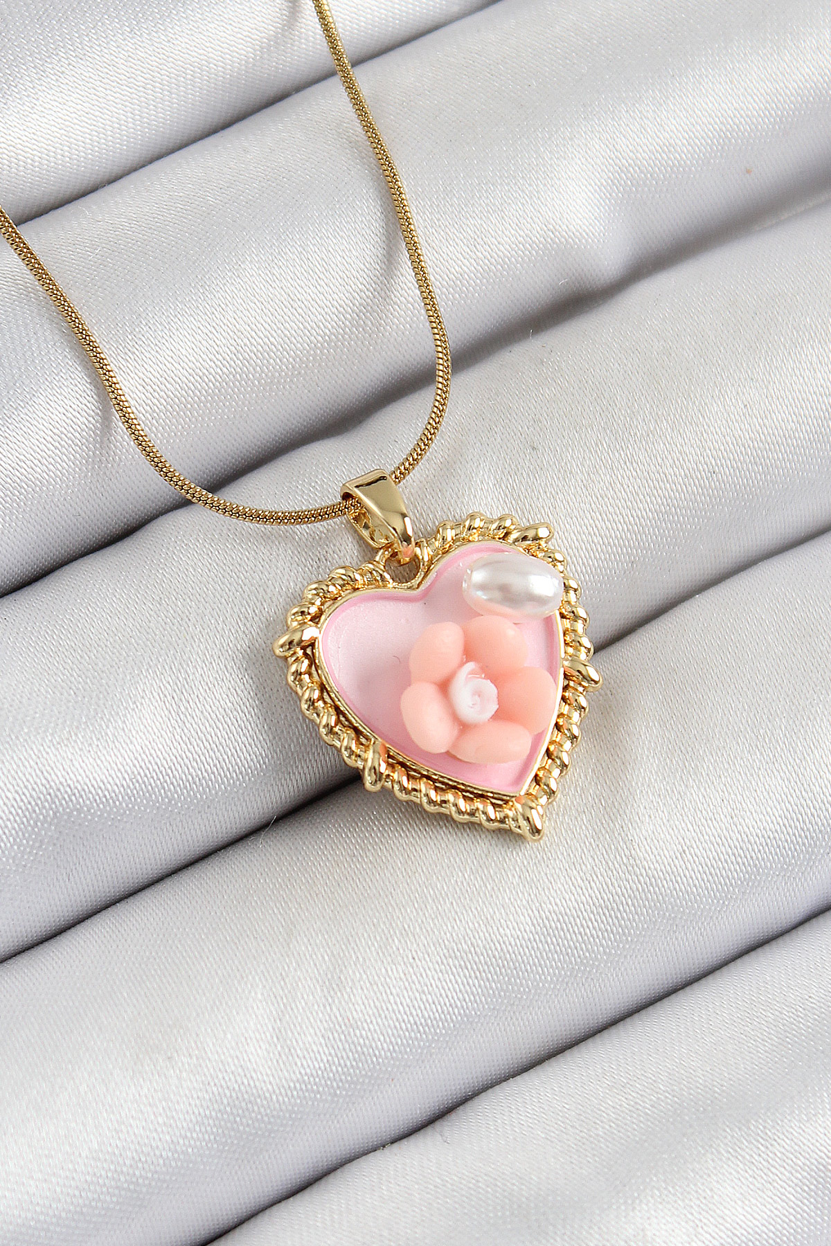 316L Çelik Zincir Pembe Sanatsal Portre İnci Detaylı Papatya Figürlü Kalp Model Gold Renk Kadın Kolye 5886 1 316L Çelik Zincir Pembe Sanatsal Portre İnci Detaylı Papatya Figürlü Kalp Model Gold Renk Kadın Kolye 5886