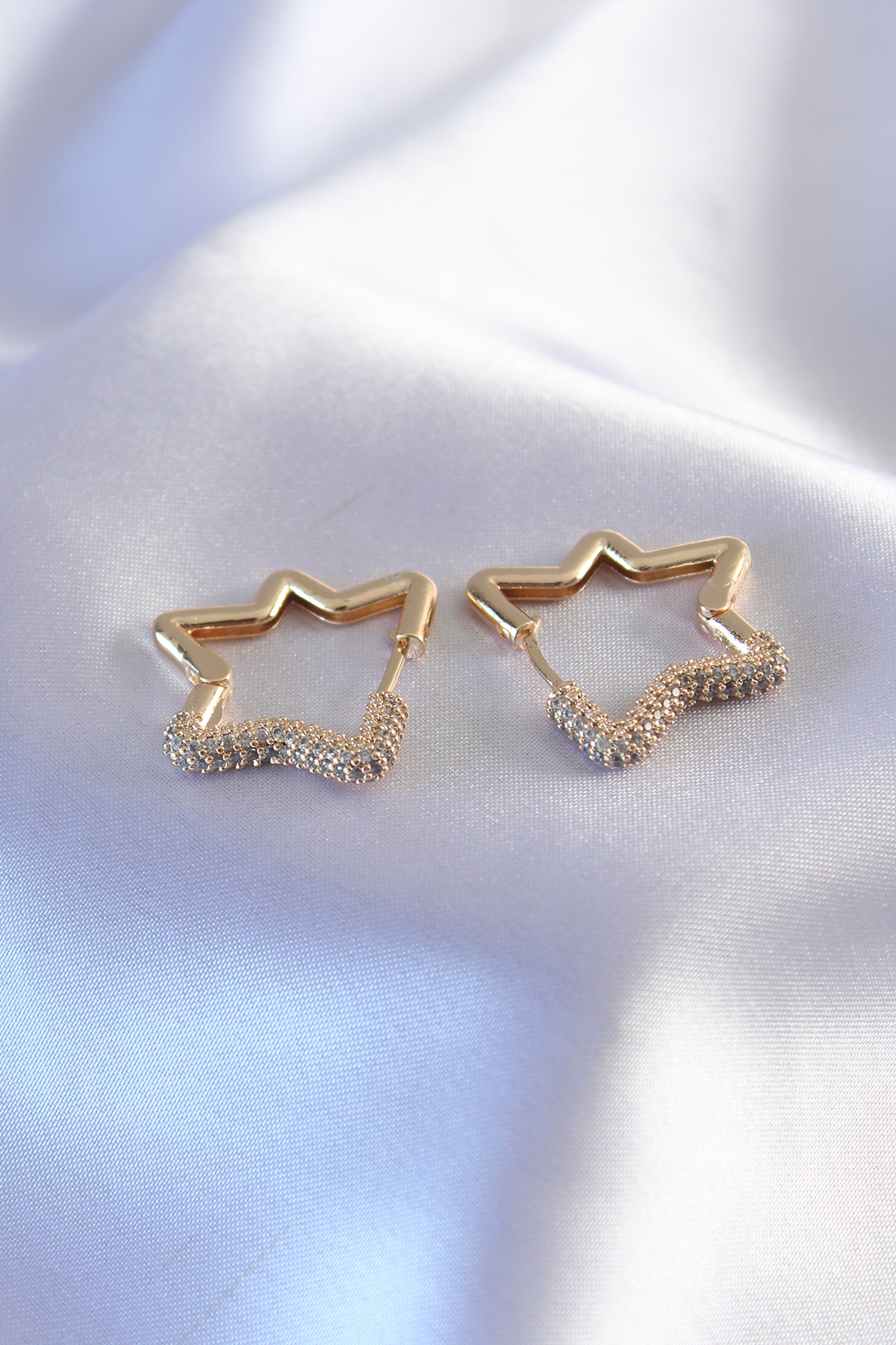 Gold Renk Zirkon Taşlı Yıldız Model Kadın Küpe 5886 1 Gold Renk Zirkon Taşlı Yıldız Model Kadın Küpe 5886