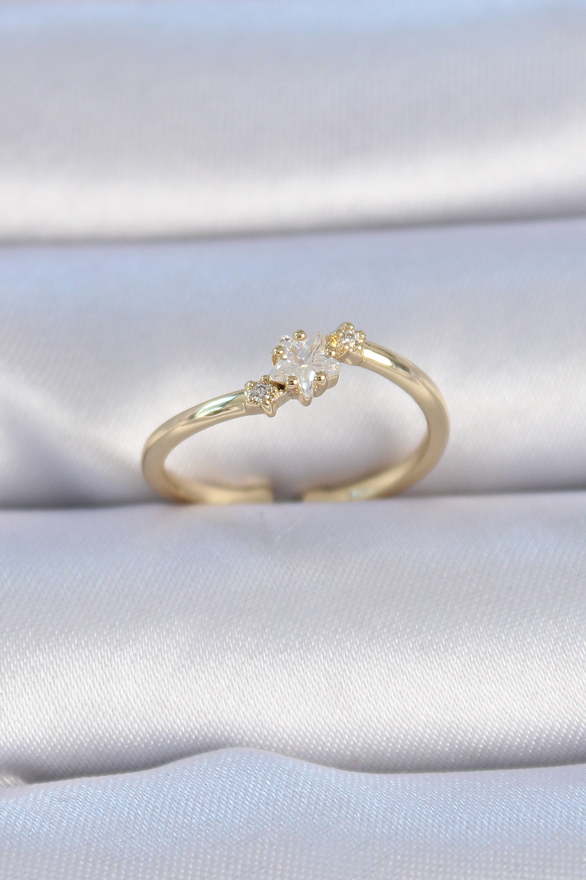 Pirinç Gold Renk Beyaz Çiçek Model Zirkon Taş Detay Kadın Yüzük 5886 1 Pirinç Gold Renk Beyaz Çiçek Model Zirkon Taş Detay Kadın Yüzük 5886