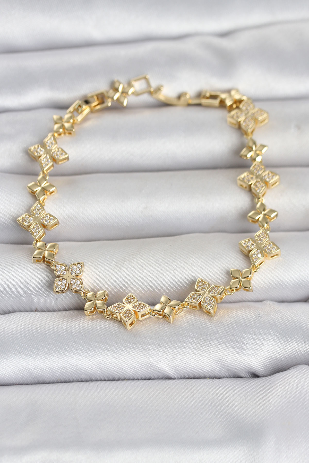 Pirinç Zirkon Taşlı Yonca Model Gold Renk Kadın Bileklik 5886 1 Pirinç Zirkon Taşlı Yonca Model Gold Renk Kadın Bileklik 5886