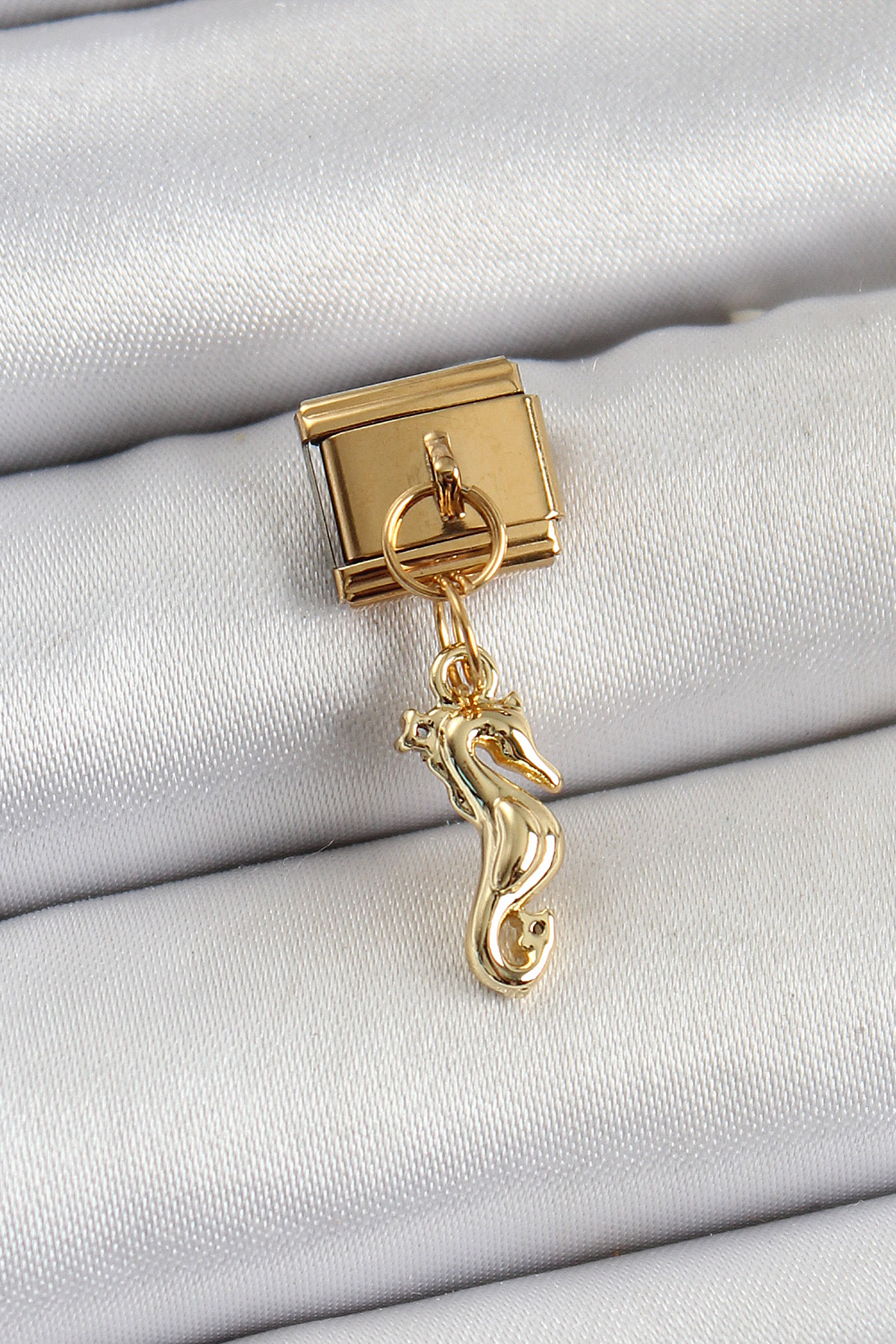 316L Çelik Sallantılı Deniz Atı Model Gold Renk Nomination Charm 5886 1 316L Çelik Sallantılı Deniz Atı Model Gold Renk Nomination Charm 5886