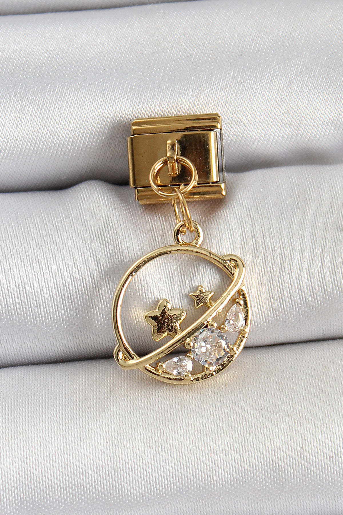316L Çelik Sallantılı Zirkon Taşlı Satürn Model Gold Renk Nomination Charm 5886 1 316L Çelik Sallantılı Zirkon Taşlı Satürn Model Gold Renk Nomination Charm 5886
