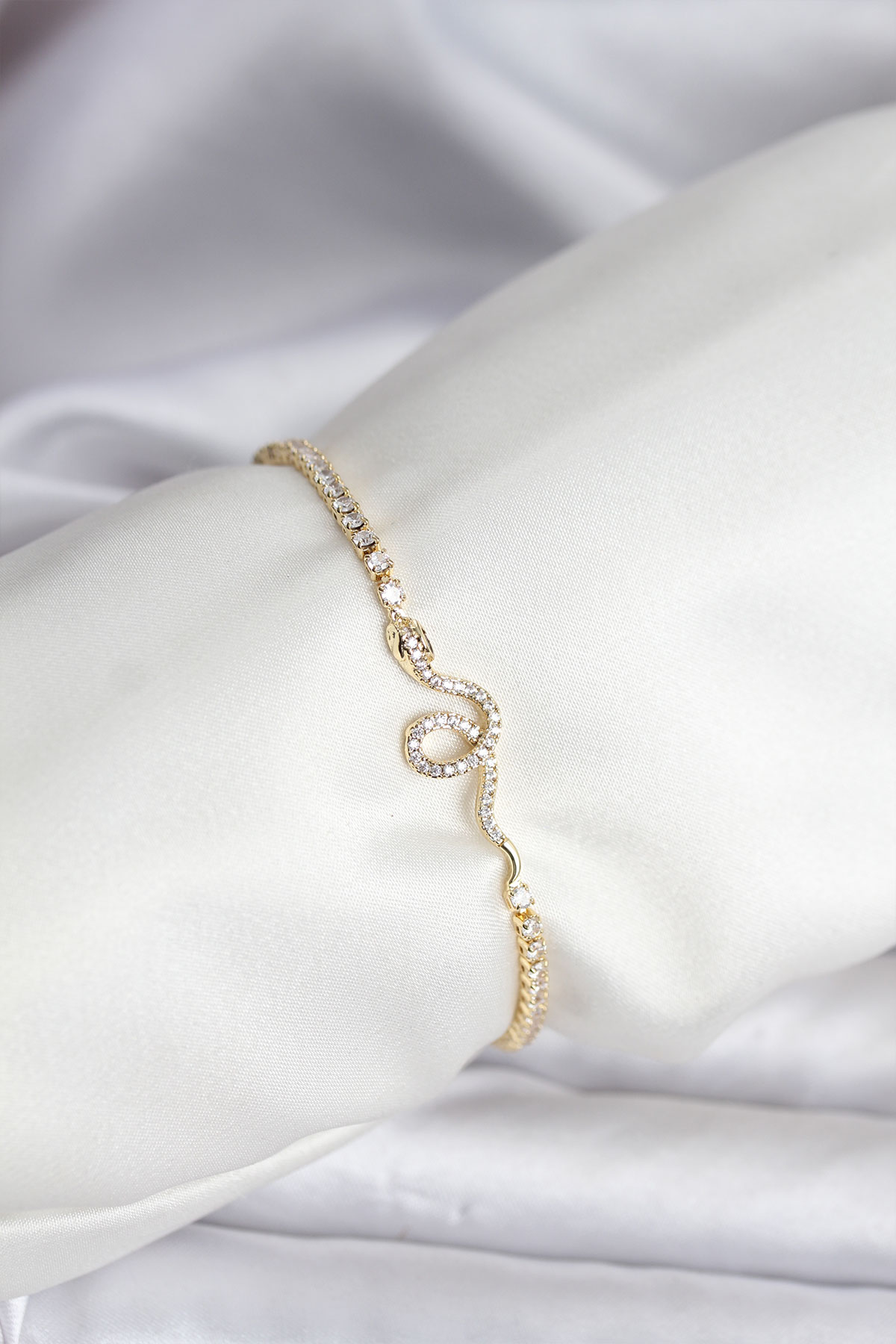 Yılan Model Zirkon Taşlı Gold Renk Pirinç Su Yolu Kadın Bileklik 5886 1 Yılan Model Zirkon Taşlı Gold Renk Pirinç Su Yolu Kadın Bileklik 5886
