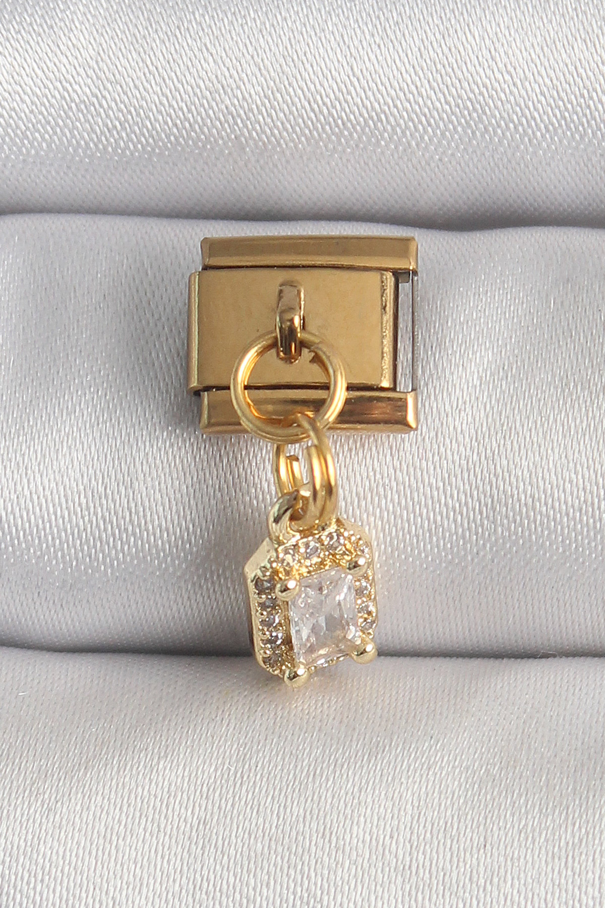 316L Çelik Gold Renk Sallantı Zirkon Taşlı Kare Model Nomination Charm 5886 1 316L Çelik Gold Renk Sallantı Zirkon Taşlı Kare Model Nomination Charm 5886
