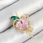 Pembe Ve Yeşil Zirkon Taşlı 3D Eriyen Kalp Figürlü Gold Renk Kadın Broş 5886