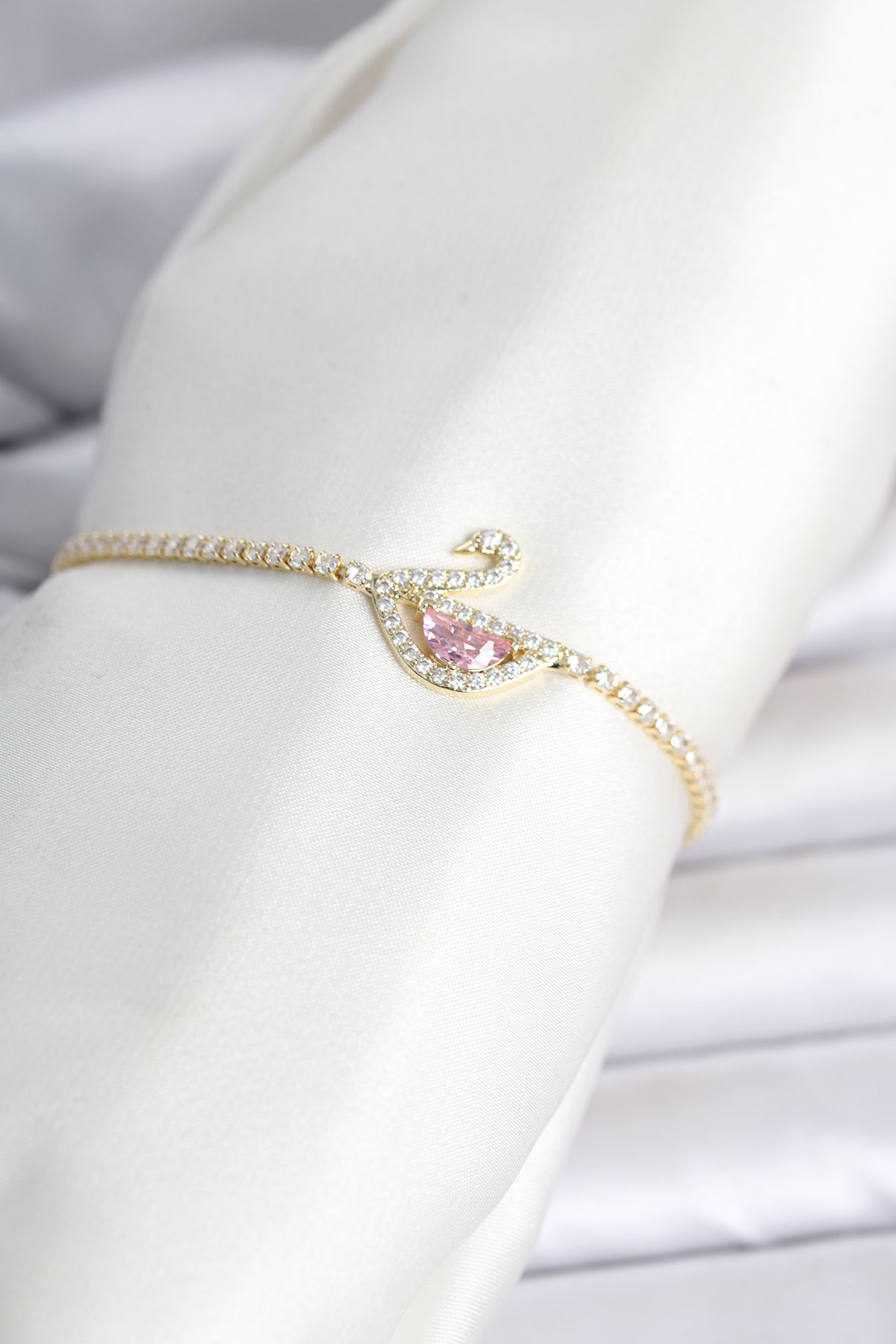 Pirinç Gold Renk Zirkon Taşlı Swan Model Su Yolu Kadın Bileklik 5886 1 Pirinç Gold Renk Zirkon Taşlı Swan Model Su Yolu Kadın Bileklik 5886
