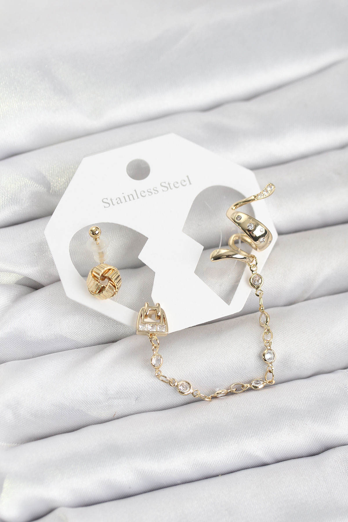 Pirinç Gold Renk Yılan Model Zincir Bağlantılı Ear Cuff Küpe Seti 5886 1 Pirinç Gold Renk Yılan Model Zincir Bağlantılı Ear Cuff Küpe Seti 5886