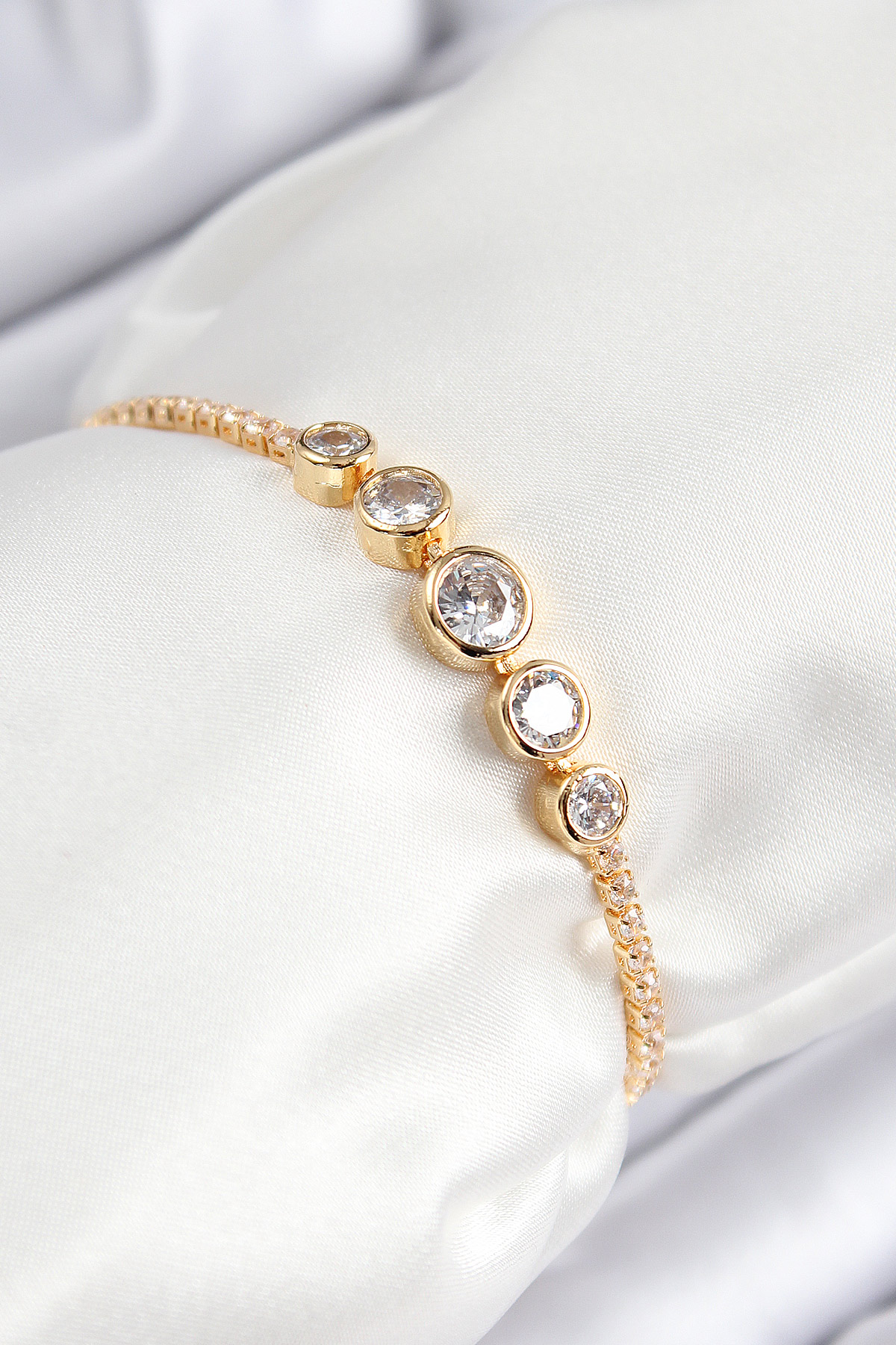 Pirinç Zirkon Taşlı Sıralı Daire Model Gold Renk Asansörlü Kadın Bileklik 5886 1 Pirinç Zirkon Taşlı Sıralı Daire Model Gold Renk Asansörlü Kadın Bileklik 5886