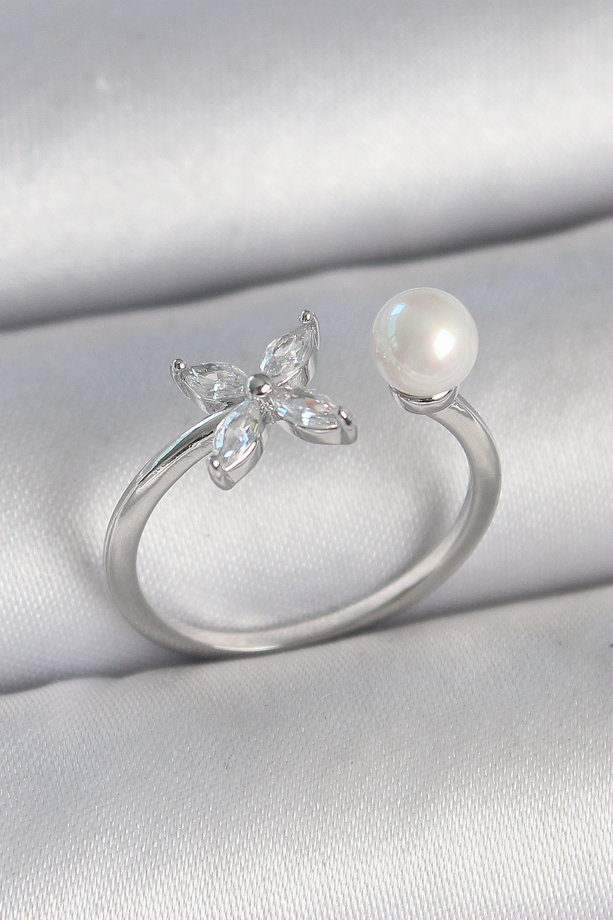 Pirinç Gümüş Renk Zirkon Taşlı Çiçek Model İnci Detay Ayarlanabilir Kadın Yüzük 5886 1 Pirinç Gümüş Renk Zirkon Taşlı Çiçek Model İnci Detay Ayarlanabilir Kadın Yüzük 5886